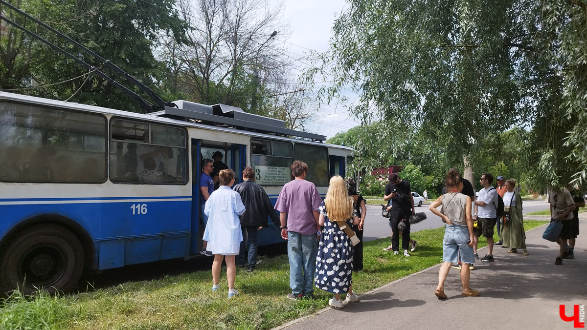 Со вчерашнего дня во Владимире кипит работа над новой многосерийной лентой про лихие 90-е. «Ключ-Медиа» заглянул на съемочную площадку и сразу узнал актера из нашумевшего сериала «Слово пацана» Славу Копейкина. Проектом под названием «Дети Флоры» занялись режиссеры «Черной весны» и «Фишера» Сергей Тарамаев и Любовь Львова.