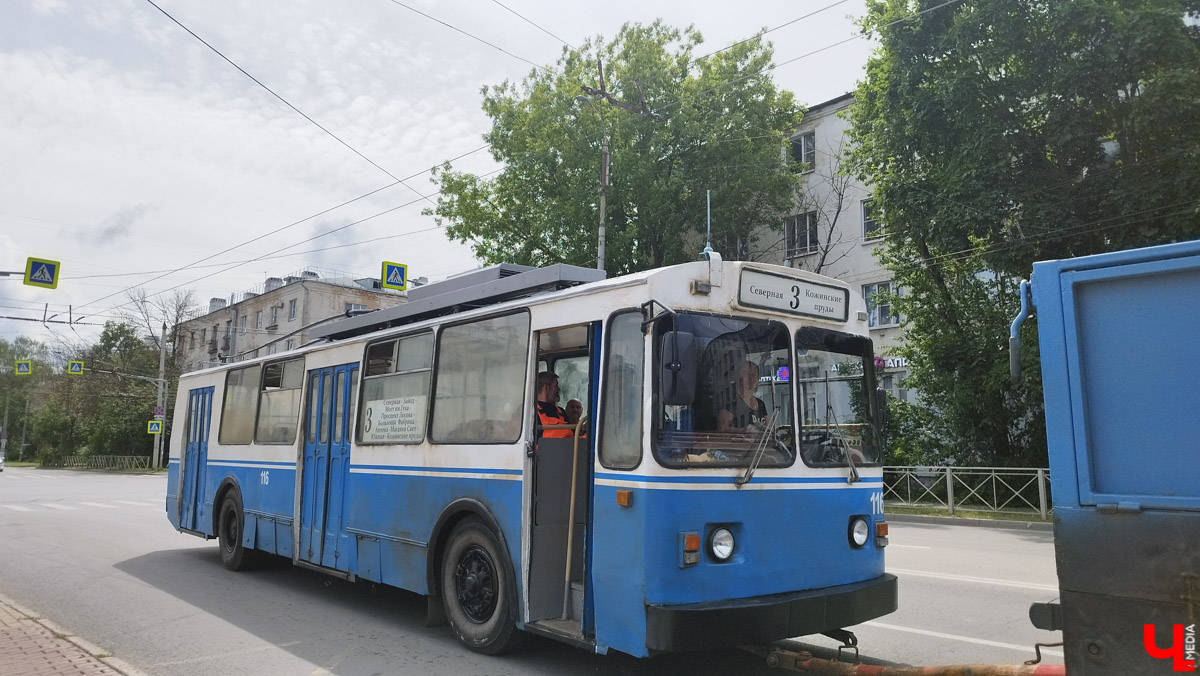 Со вчерашнего дня во Владимире кипит работа над новой многосерийной лентой про лихие 90-е. «Ключ-Медиа» заглянул на съемочную площадку и сразу узнал актера из нашумевшего сериала «Слово пацана» Славу Копейкина. Проектом под названием «Дети Флоры» занялись режиссеры «Черной весны» и «Фишера» Сергей Тарамаев и Любовь Львова.