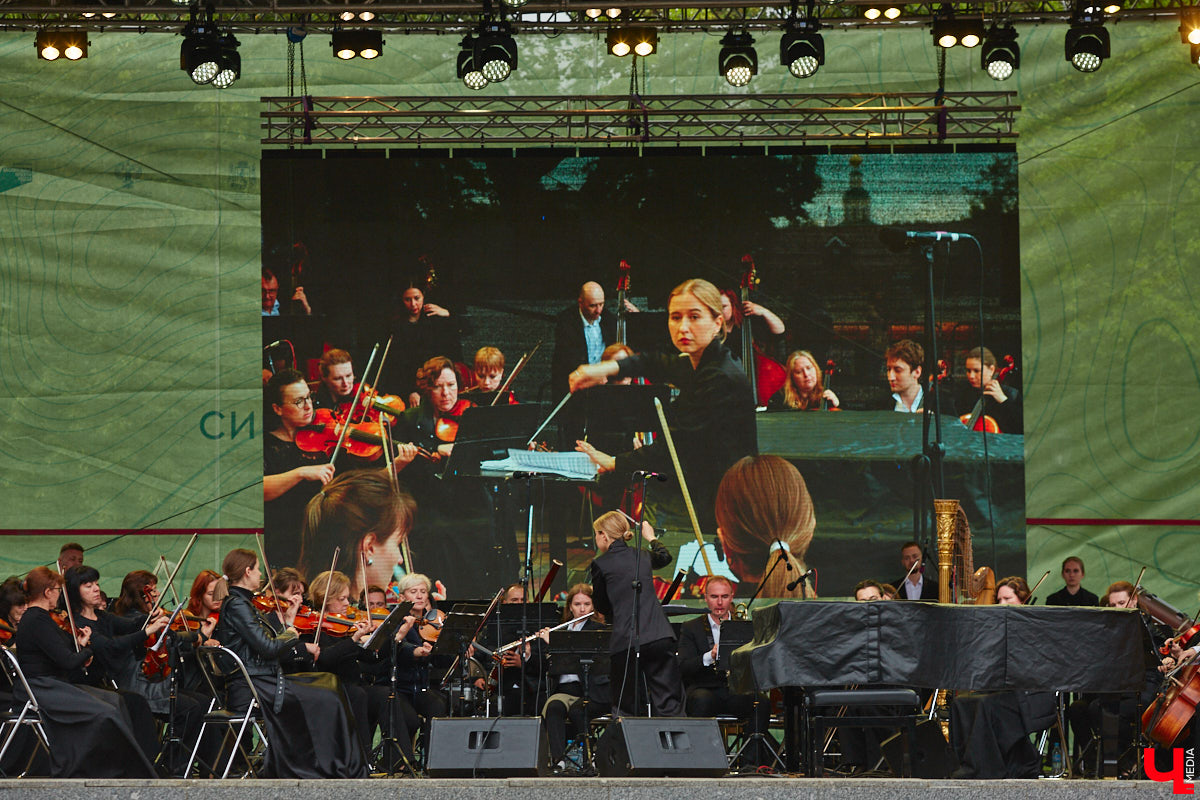 В июне по Владимирской области прокатились сразу две экспедиции. Одна из них — симфоническая, ставшая новым и, к сожалению, последним проектом дирижера Артема Маркина. 14 июня ее заключительный в этом году концерт прошел в центре Владимира. «Ключ-Медиа» побывал на нем и подготовил насыщенный эмоциями фоторепортаж.