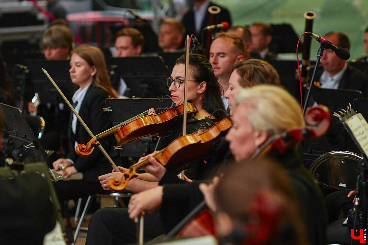 В июне по Владимирской области прокатились сразу две экспедиции. Одна из них — симфоническая, ставшая новым и, к сожалению, последним проектом дирижера Артема Маркина. 14 июня ее заключительный в этом году концерт прошел в центре Владимира. «Ключ-Медиа» побывал на нем и подготовил насыщенный эмоциями фоторепортаж.