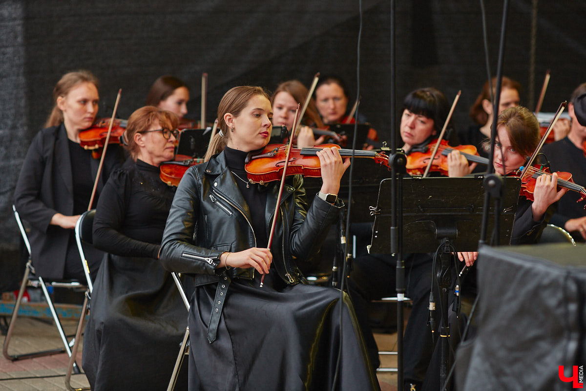 В июне по Владимирской области прокатились сразу две экспедиции. Одна из них — симфоническая, ставшая новым и, к сожалению, последним проектом дирижера Артема Маркина. 14 июня ее заключительный в этом году концерт прошел в центре Владимира. «Ключ-Медиа» побывал на нем и подготовил насыщенный эмоциями фоторепортаж.