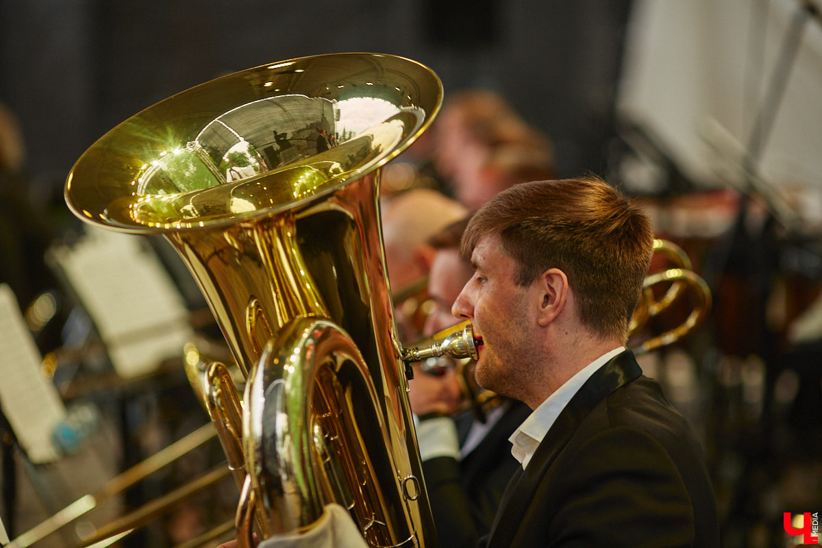 В июне по Владимирской области прокатились сразу две экспедиции. Одна из них — симфоническая, ставшая новым и, к сожалению, последним проектом дирижера Артема Маркина. 14 июня ее заключительный в этом году концерт прошел в центре Владимира. «Ключ-Медиа» побывал на нем и подготовил насыщенный эмоциями фоторепортаж.