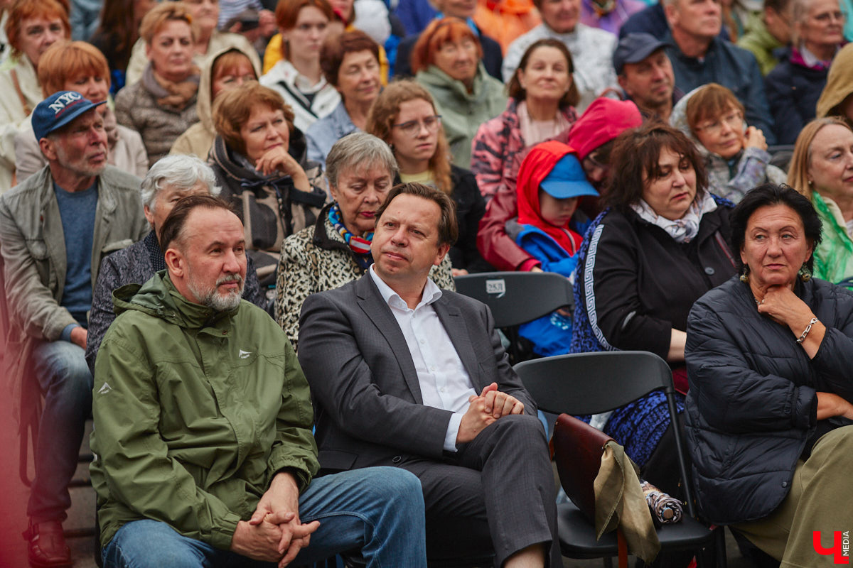 В июне по Владимирской области прокатились сразу две экспедиции. Одна из них — симфоническая, ставшая новым и, к сожалению, последним проектом дирижера Артема Маркина. 14 июня ее заключительный в этом году концерт прошел в центре Владимира. «Ключ-Медиа» побывал на нем и подготовил насыщенный эмоциями фоторепортаж.