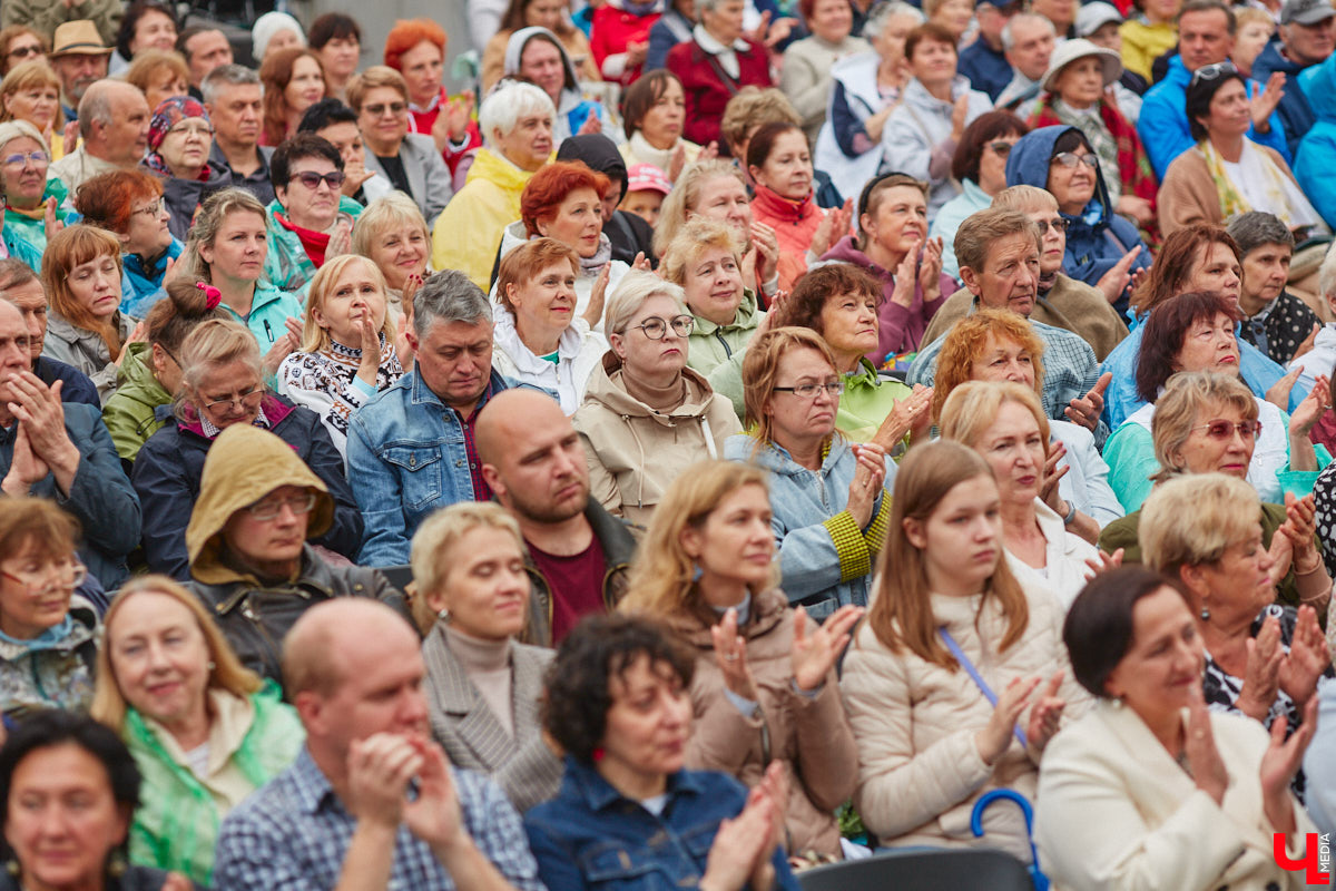 В июне по Владимирской области прокатились сразу две экспедиции. Одна из них — симфоническая, ставшая новым и, к сожалению, последним проектом дирижера Артема Маркина. 14 июня ее заключительный в этом году концерт прошел в центре Владимира. «Ключ-Медиа» побывал на нем и подготовил насыщенный эмоциями фоторепортаж.