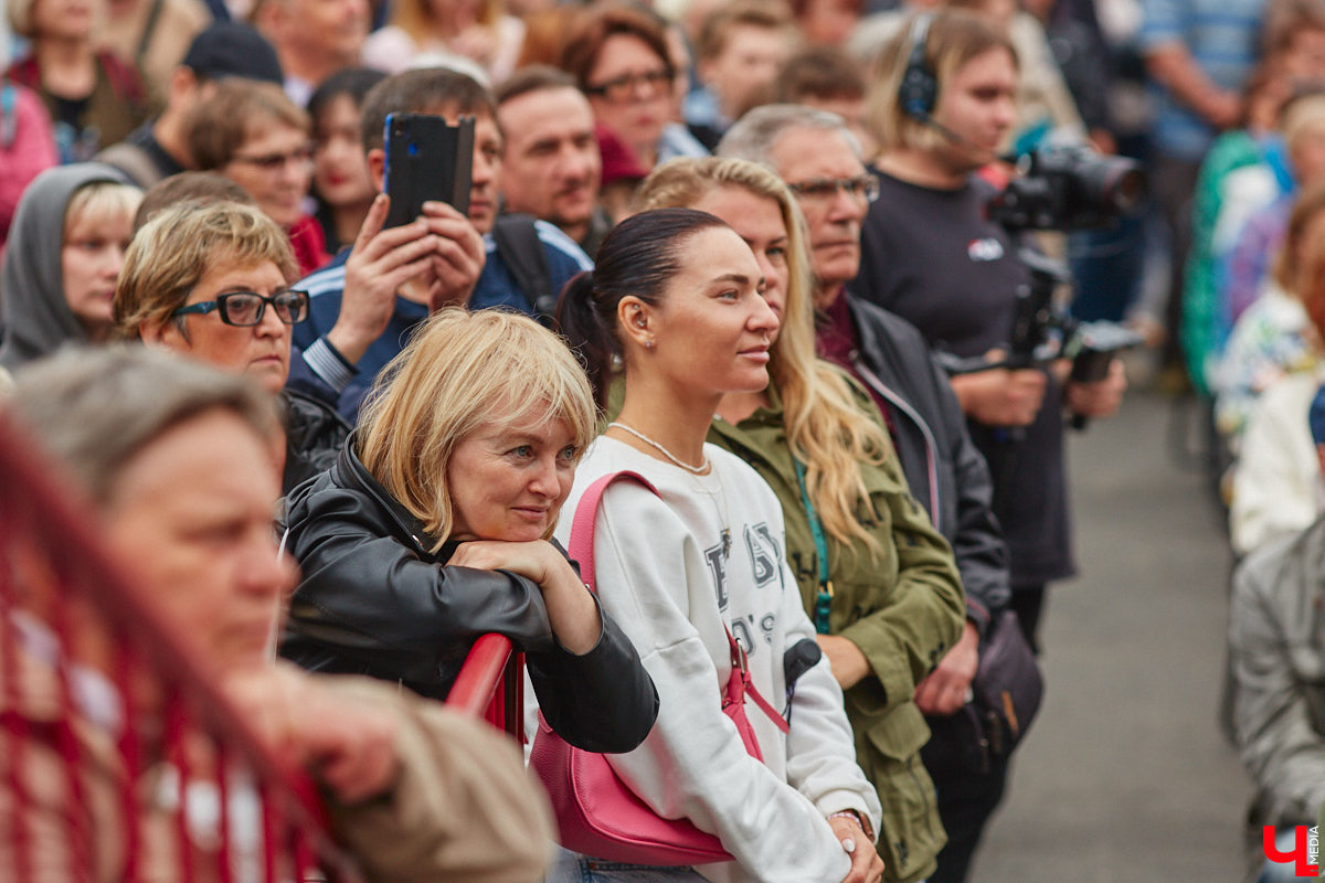 В июне по Владимирской области прокатились сразу две экспедиции. Одна из них — симфоническая, ставшая новым и, к сожалению, последним проектом дирижера Артема Маркина. 14 июня ее заключительный в этом году концерт прошел в центре Владимира. «Ключ-Медиа» побывал на нем и подготовил насыщенный эмоциями фоторепортаж.