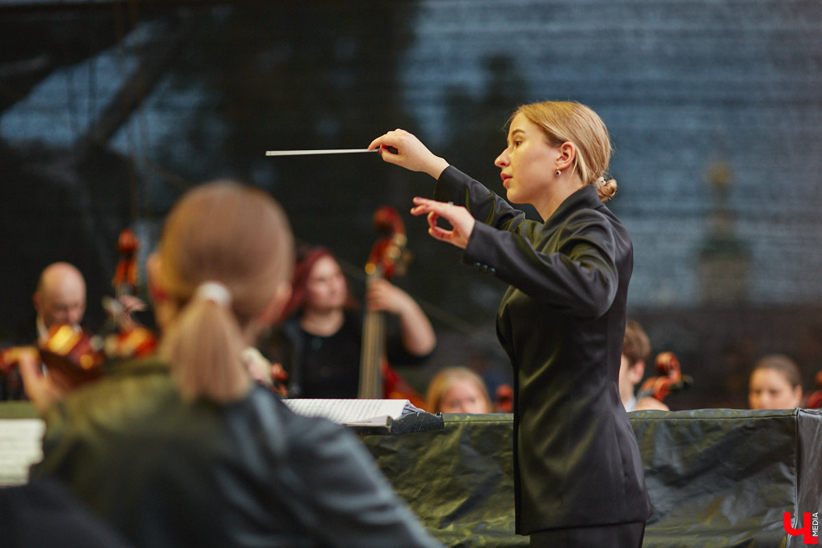 В июне по Владимирской области прокатились сразу две экспедиции. Одна из них — симфоническая, ставшая новым и, к сожалению, последним проектом дирижера Артема Маркина. 14 июня ее заключительный в этом году концерт прошел в центре Владимира. «Ключ-Медиа» побывал на нем и подготовил насыщенный эмоциями фоторепортаж.