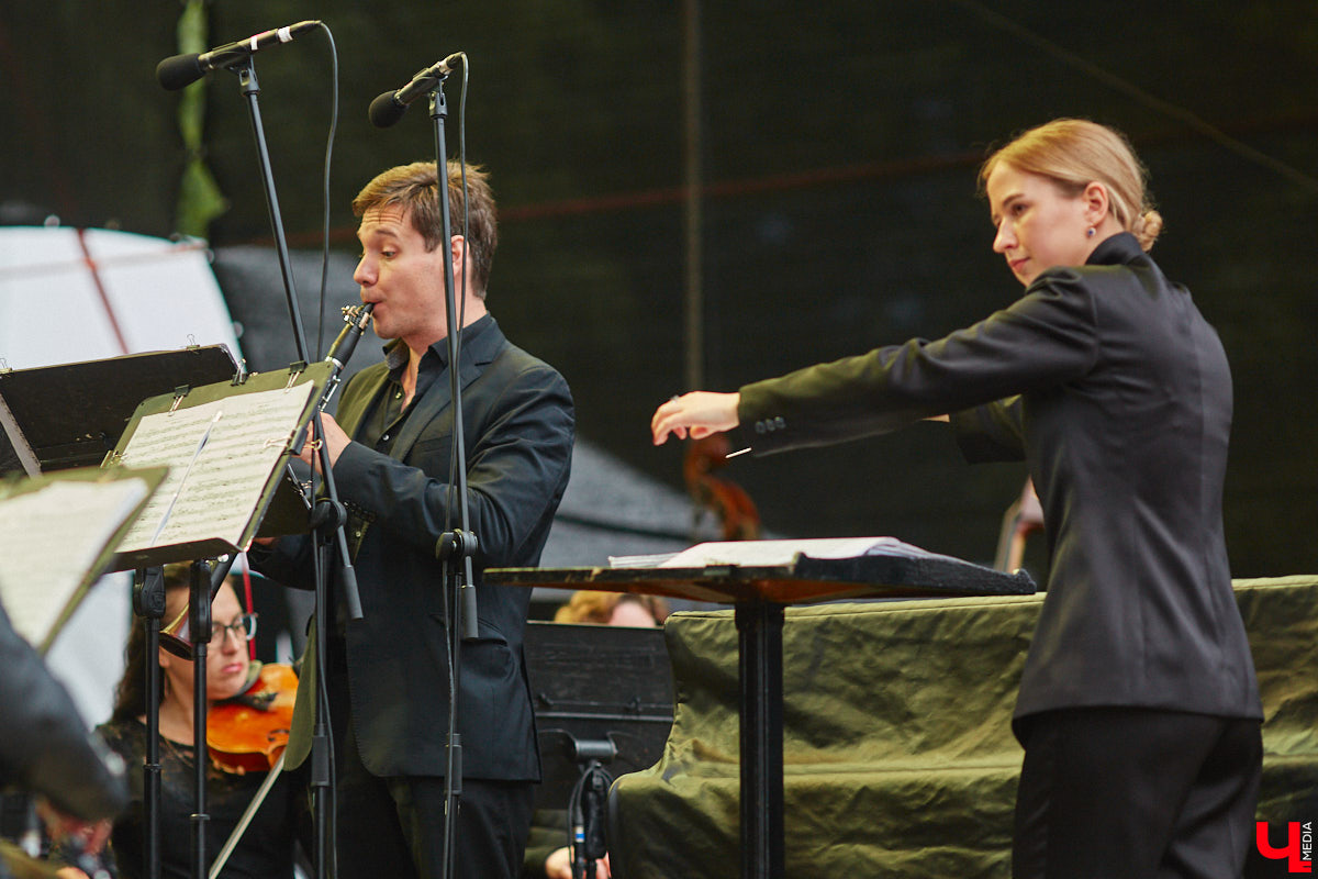 В июне по Владимирской области прокатились сразу две экспедиции. Одна из них — симфоническая, ставшая новым и, к сожалению, последним проектом дирижера Артема Маркина. 14 июня ее заключительный в этом году концерт прошел в центре Владимира. «Ключ-Медиа» побывал на нем и подготовил насыщенный эмоциями фоторепортаж.
