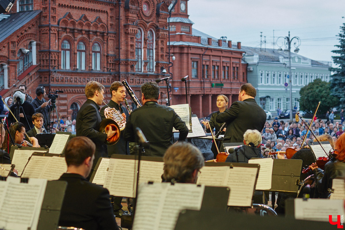 В июне по Владимирской области прокатились сразу две экспедиции. Одна из них — симфоническая, ставшая новым и, к сожалению, последним проектом дирижера Артема Маркина. 14 июня ее заключительный в этом году концерт прошел в центре Владимира. «Ключ-Медиа» побывал на нем и подготовил насыщенный эмоциями фоторепортаж.