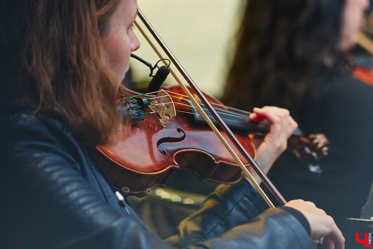 В июне по Владимирской области прокатились сразу две экспедиции. Одна из них — симфоническая, ставшая новым и, к сожалению, последним проектом дирижера Артема Маркина. 14 июня ее заключительный в этом году концерт прошел в центре Владимира. «Ключ-Медиа» побывал на нем и подготовил насыщенный эмоциями фоторепортаж.