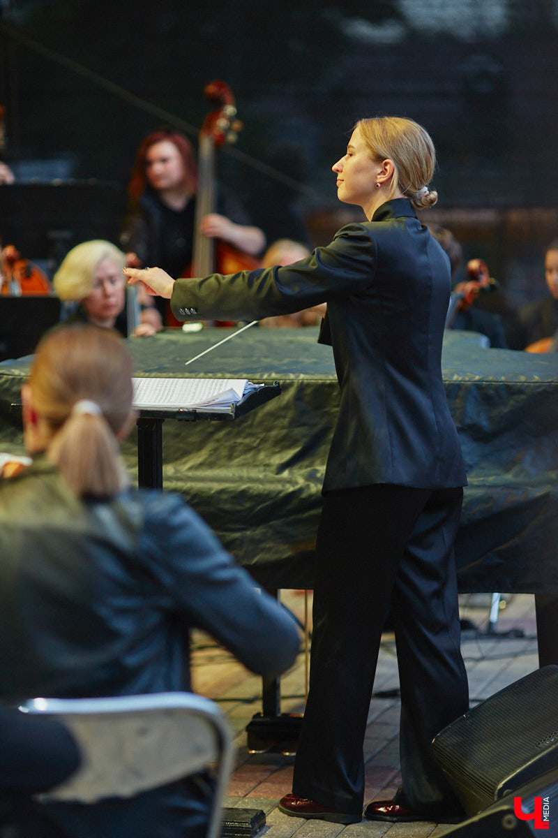 В июне по Владимирской области прокатились сразу две экспедиции. Одна из них — симфоническая, ставшая новым и, к сожалению, последним проектом дирижера Артема Маркина. 14 июня ее заключительный в этом году концерт прошел в центре Владимира. «Ключ-Медиа» побывал на нем и подготовил насыщенный эмоциями фоторепортаж.