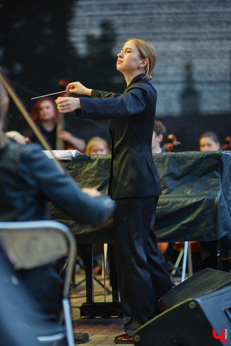 В июне по Владимирской области прокатились сразу две экспедиции. Одна из них — симфоническая, ставшая новым и, к сожалению, последним проектом дирижера Артема Маркина. 14 июня ее заключительный в этом году концерт прошел в центре Владимира. «Ключ-Медиа» побывал на нем и подготовил насыщенный эмоциями фоторепортаж.