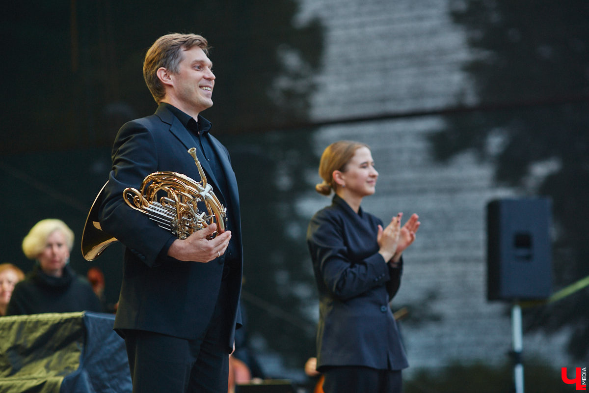 В июне по Владимирской области прокатились сразу две экспедиции. Одна из них — симфоническая, ставшая новым и, к сожалению, последним проектом дирижера Артема Маркина. 14 июня ее заключительный в этом году концерт прошел в центре Владимира. «Ключ-Медиа» побывал на нем и подготовил насыщенный эмоциями фоторепортаж.