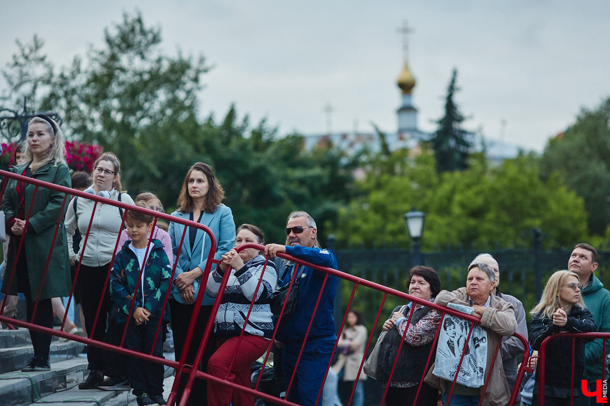 В июне по Владимирской области прокатились сразу две экспедиции. Одна из них — симфоническая, ставшая новым и, к сожалению, последним проектом дирижера Артема Маркина. 14 июня ее заключительный в этом году концерт прошел в центре Владимира. «Ключ-Медиа» побывал на нем и подготовил насыщенный эмоциями фоторепортаж.