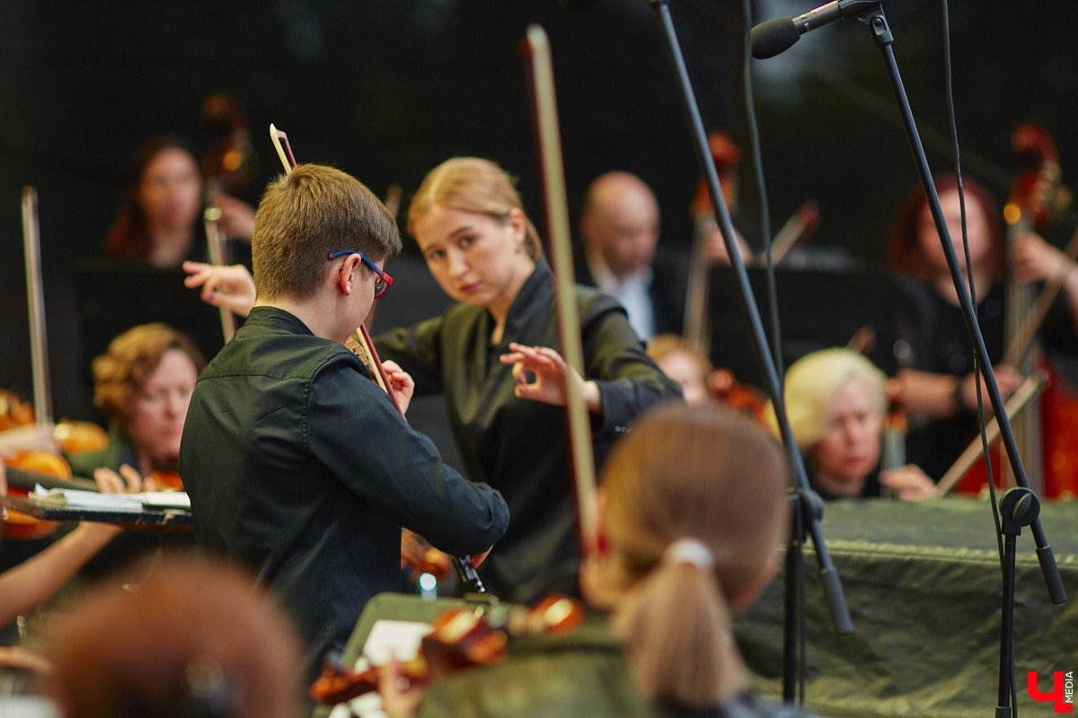 В июне по Владимирской области прокатились сразу две экспедиции. Одна из них — симфоническая, ставшая новым и, к сожалению, последним проектом дирижера Артема Маркина. 14 июня ее заключительный в этом году концерт прошел в центре Владимира. «Ключ-Медиа» побывал на нем и подготовил насыщенный эмоциями фоторепортаж.