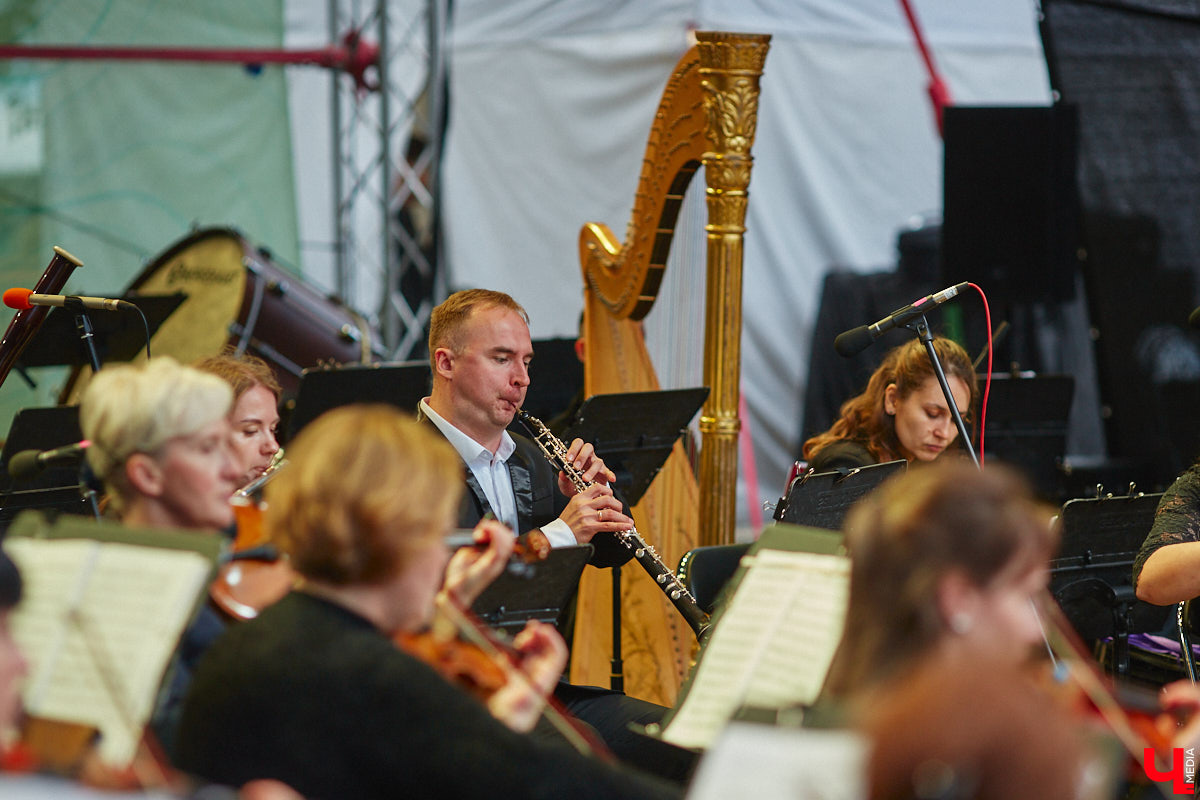 В июне по Владимирской области прокатились сразу две экспедиции. Одна из них — симфоническая, ставшая новым и, к сожалению, последним проектом дирижера Артема Маркина. 14 июня ее заключительный в этом году концерт прошел в центре Владимира. «Ключ-Медиа» побывал на нем и подготовил насыщенный эмоциями фоторепортаж.