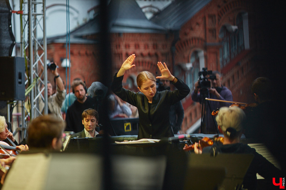 В июне по Владимирской области прокатились сразу две экспедиции. Одна из них — симфоническая, ставшая новым и, к сожалению, последним проектом дирижера Артема Маркина. 14 июня ее заключительный в этом году концерт прошел в центре Владимира. «Ключ-Медиа» побывал на нем и подготовил насыщенный эмоциями фоторепортаж.