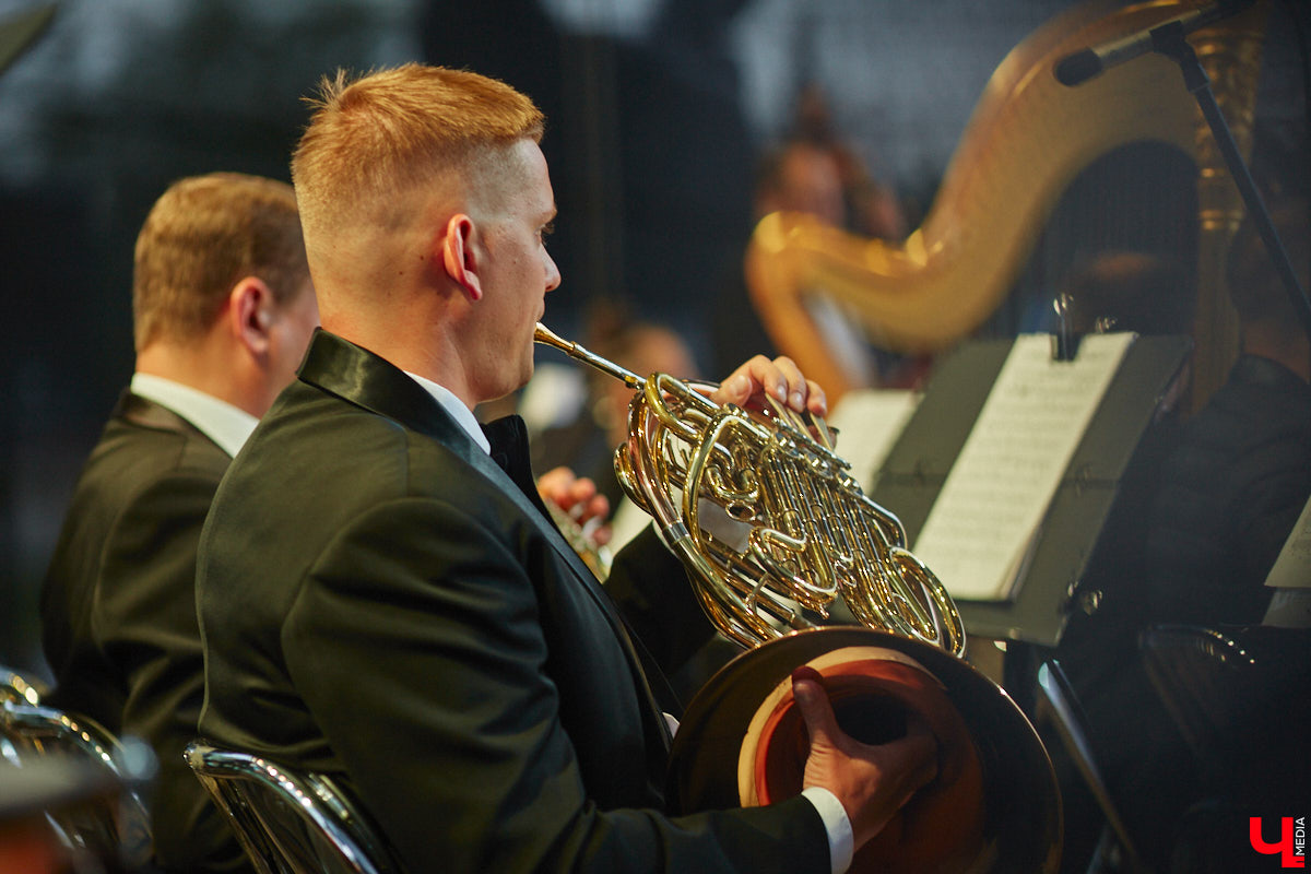 В июне по Владимирской области прокатились сразу две экспедиции. Одна из них — симфоническая, ставшая новым и, к сожалению, последним проектом дирижера Артема Маркина. 14 июня ее заключительный в этом году концерт прошел в центре Владимира. «Ключ-Медиа» побывал на нем и подготовил насыщенный эмоциями фоторепортаж.