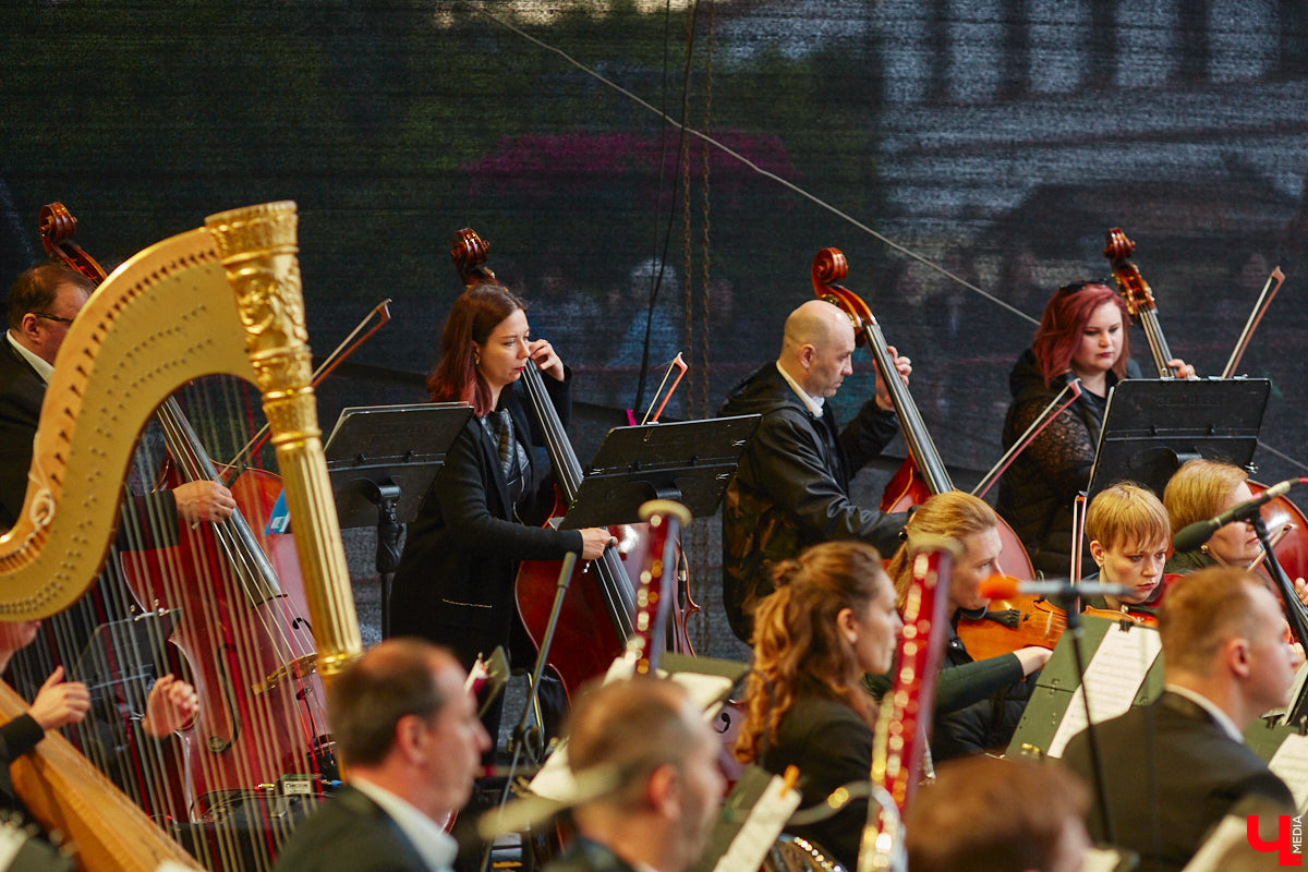 В июне по Владимирской области прокатились сразу две экспедиции. Одна из них — симфоническая, ставшая новым и, к сожалению, последним проектом дирижера Артема Маркина. 14 июня ее заключительный в этом году концерт прошел в центре Владимира. «Ключ-Медиа» побывал на нем и подготовил насыщенный эмоциями фоторепортаж.
