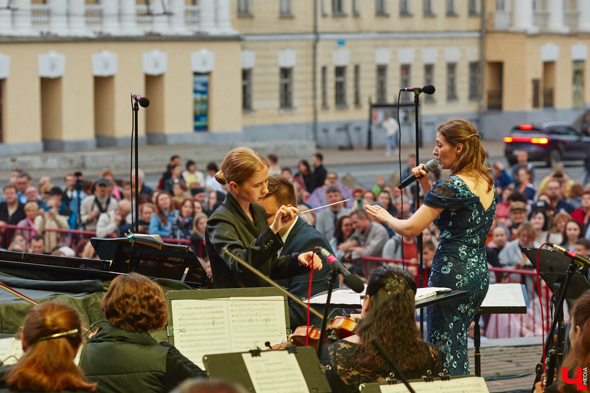 В июне по Владимирской области прокатились сразу две экспедиции. Одна из них — симфоническая, ставшая новым и, к сожалению, последним проектом дирижера Артема Маркина. 14 июня ее заключительный в этом году концерт прошел в центре Владимира. «Ключ-Медиа» побывал на нем и подготовил насыщенный эмоциями фоторепортаж.