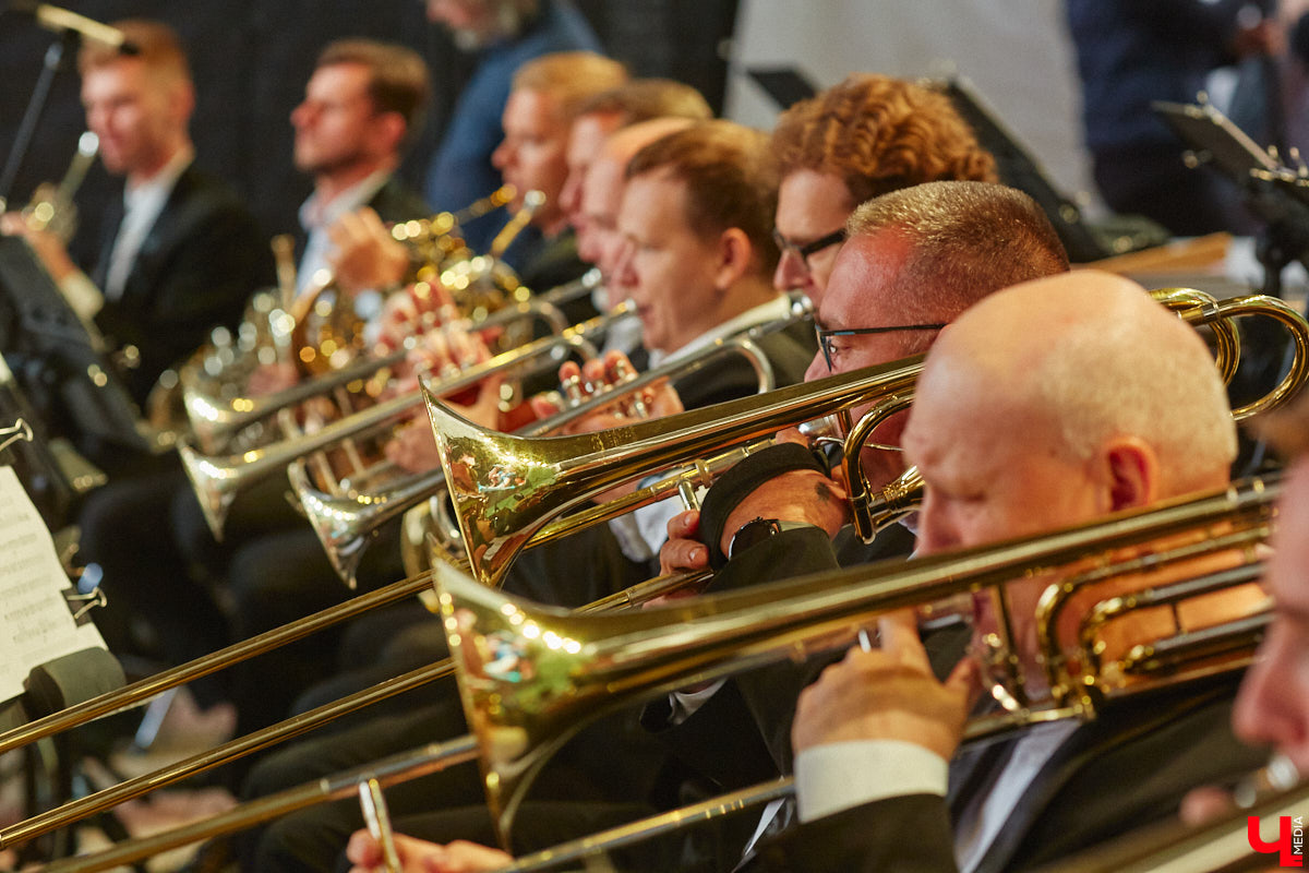 В июне по Владимирской области прокатились сразу две экспедиции. Одна из них — симфоническая, ставшая новым и, к сожалению, последним проектом дирижера Артема Маркина. 14 июня ее заключительный в этом году концерт прошел в центре Владимира. «Ключ-Медиа» побывал на нем и подготовил насыщенный эмоциями фоторепортаж.