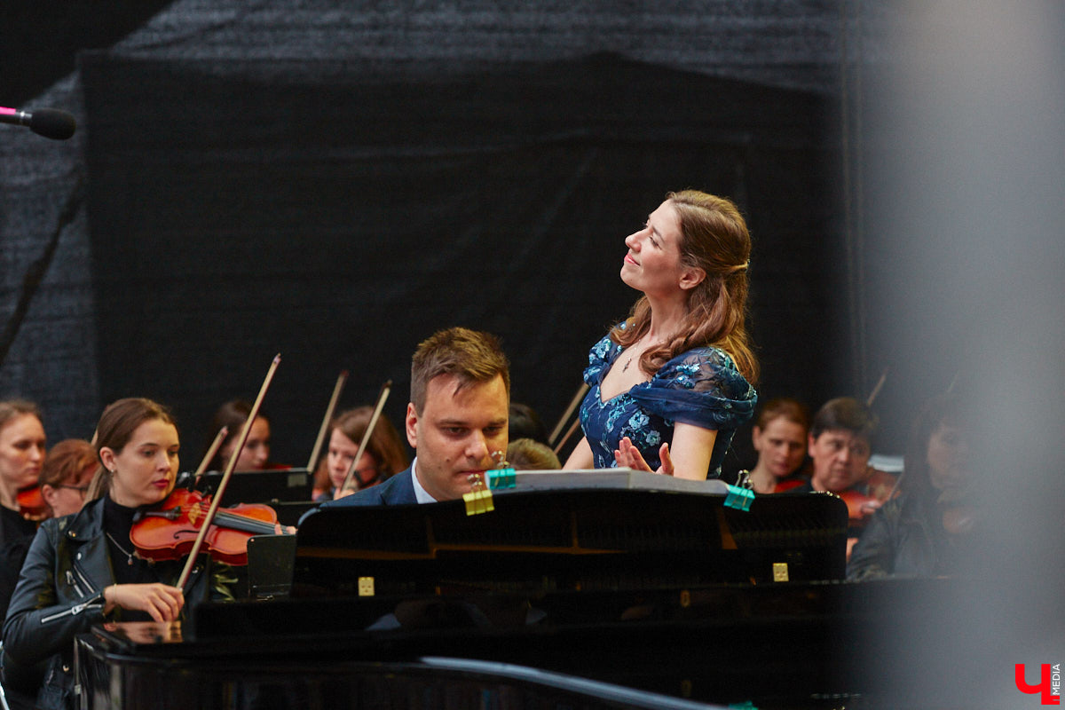 В июне по Владимирской области прокатились сразу две экспедиции. Одна из них — симфоническая, ставшая новым и, к сожалению, последним проектом дирижера Артема Маркина. 14 июня ее заключительный в этом году концерт прошел в центре Владимира. «Ключ-Медиа» побывал на нем и подготовил насыщенный эмоциями фоторепортаж.