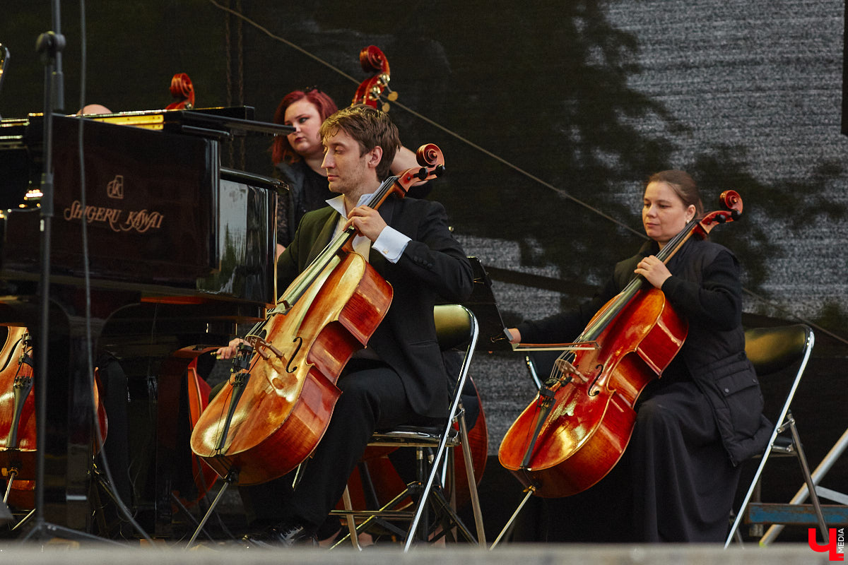 В июне по Владимирской области прокатились сразу две экспедиции. Одна из них — симфоническая, ставшая новым и, к сожалению, последним проектом дирижера Артема Маркина. 14 июня ее заключительный в этом году концерт прошел в центре Владимира. «Ключ-Медиа» побывал на нем и подготовил насыщенный эмоциями фоторепортаж.