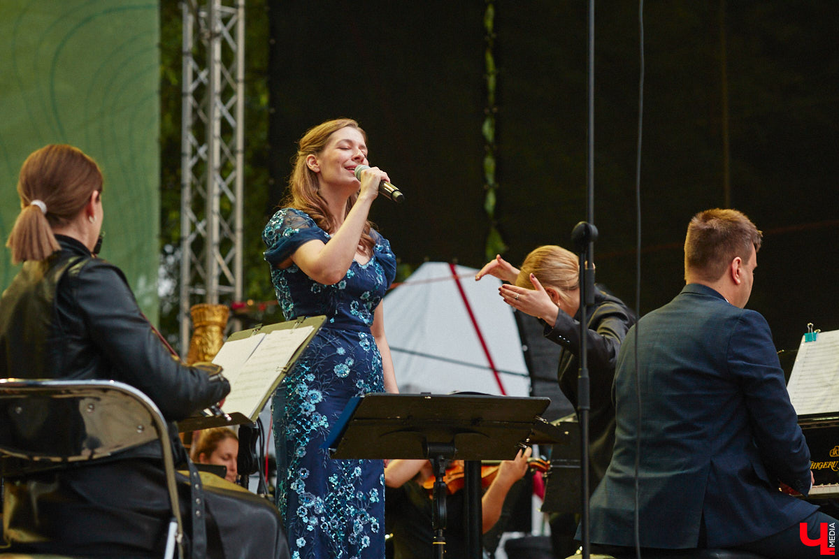 В июне по Владимирской области прокатились сразу две экспедиции. Одна из них — симфоническая, ставшая новым и, к сожалению, последним проектом дирижера Артема Маркина. 14 июня ее заключительный в этом году концерт прошел в центре Владимира. «Ключ-Медиа» побывал на нем и подготовил насыщенный эмоциями фоторепортаж.