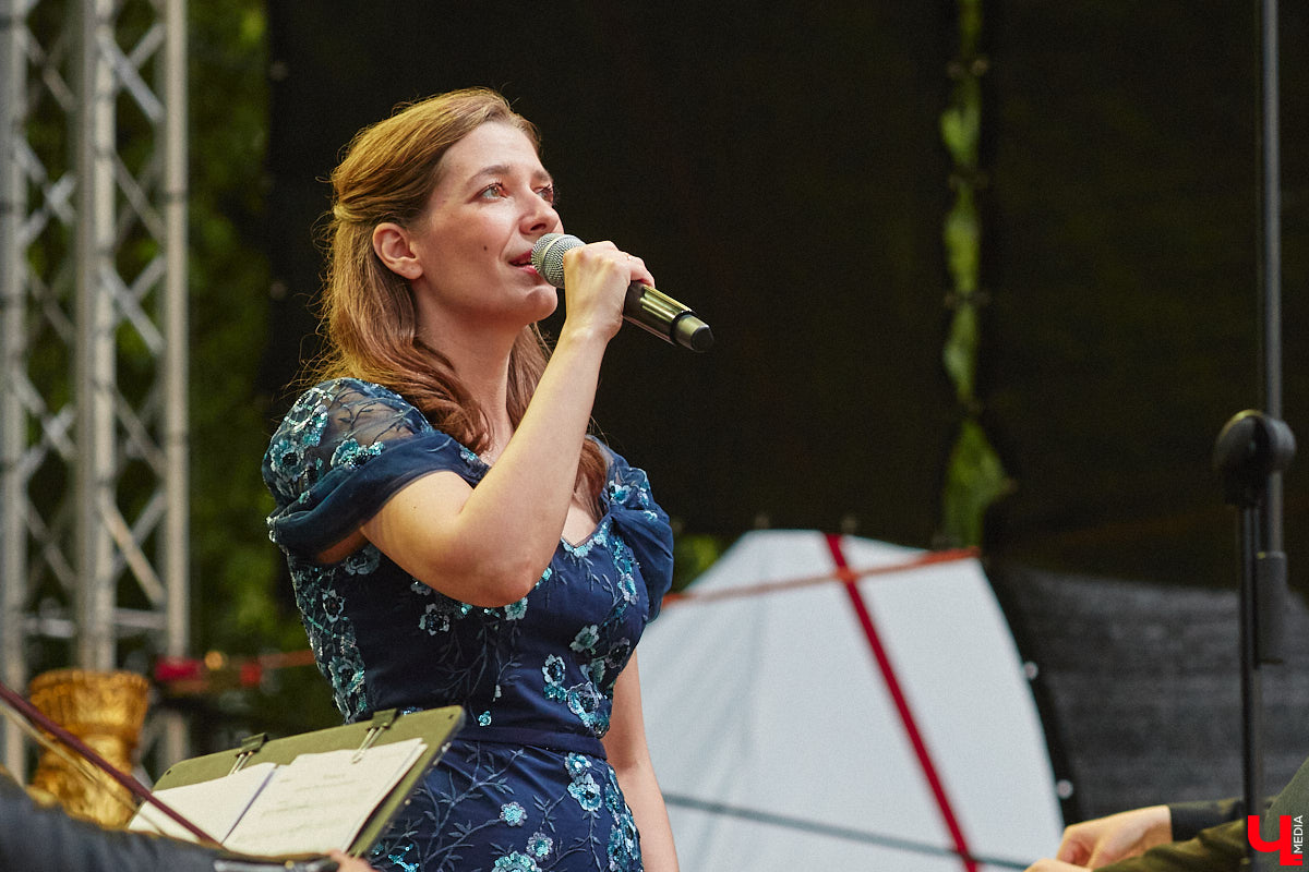 В июне по Владимирской области прокатились сразу две экспедиции. Одна из них — симфоническая, ставшая новым и, к сожалению, последним проектом дирижера Артема Маркина. 14 июня ее заключительный в этом году концерт прошел в центре Владимира. «Ключ-Медиа» побывал на нем и подготовил насыщенный эмоциями фоторепортаж.