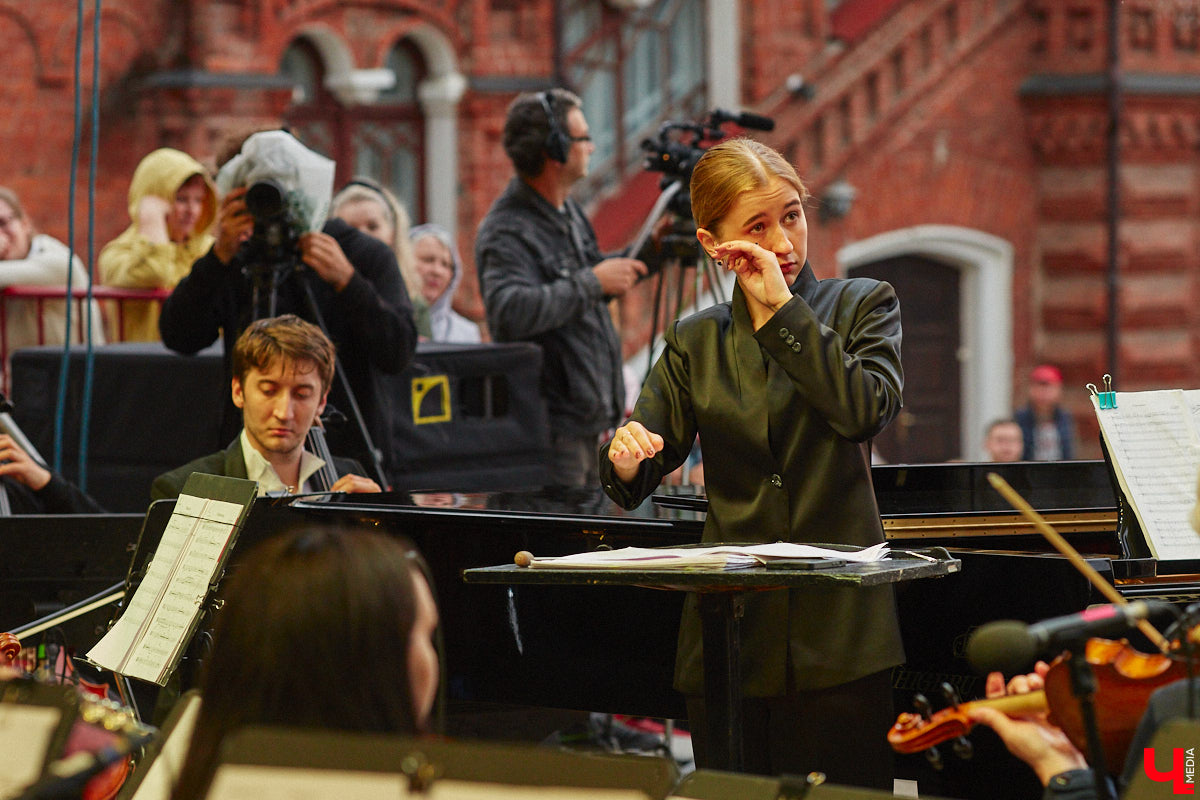 В июне по Владимирской области прокатились сразу две экспедиции. Одна из них — симфоническая, ставшая новым и, к сожалению, последним проектом дирижера Артема Маркина. 14 июня ее заключительный в этом году концерт прошел в центре Владимира. «Ключ-Медиа» побывал на нем и подготовил насыщенный эмоциями фоторепортаж.