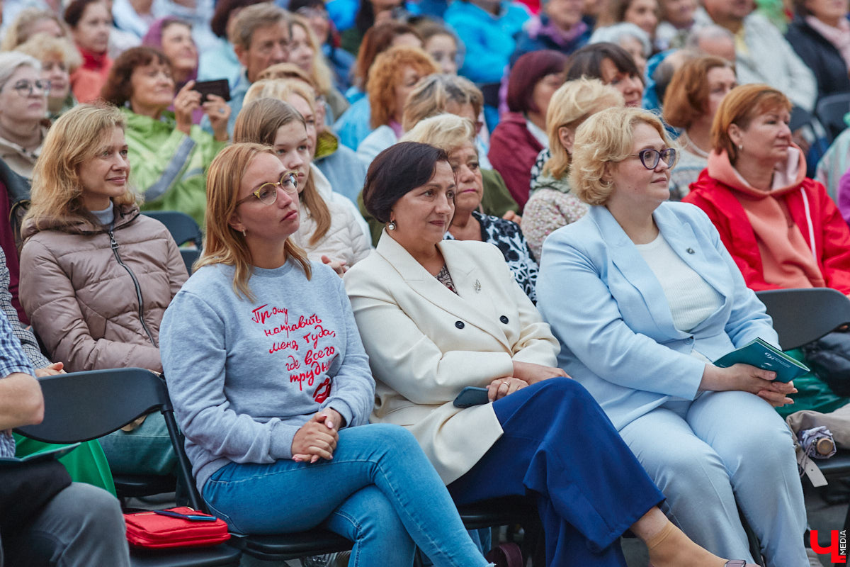 В июне по Владимирской области прокатились сразу две экспедиции. Одна из них — симфоническая, ставшая новым и, к сожалению, последним проектом дирижера Артема Маркина. 14 июня ее заключительный в этом году концерт прошел в центре Владимира. «Ключ-Медиа» побывал на нем и подготовил насыщенный эмоциями фоторепортаж.