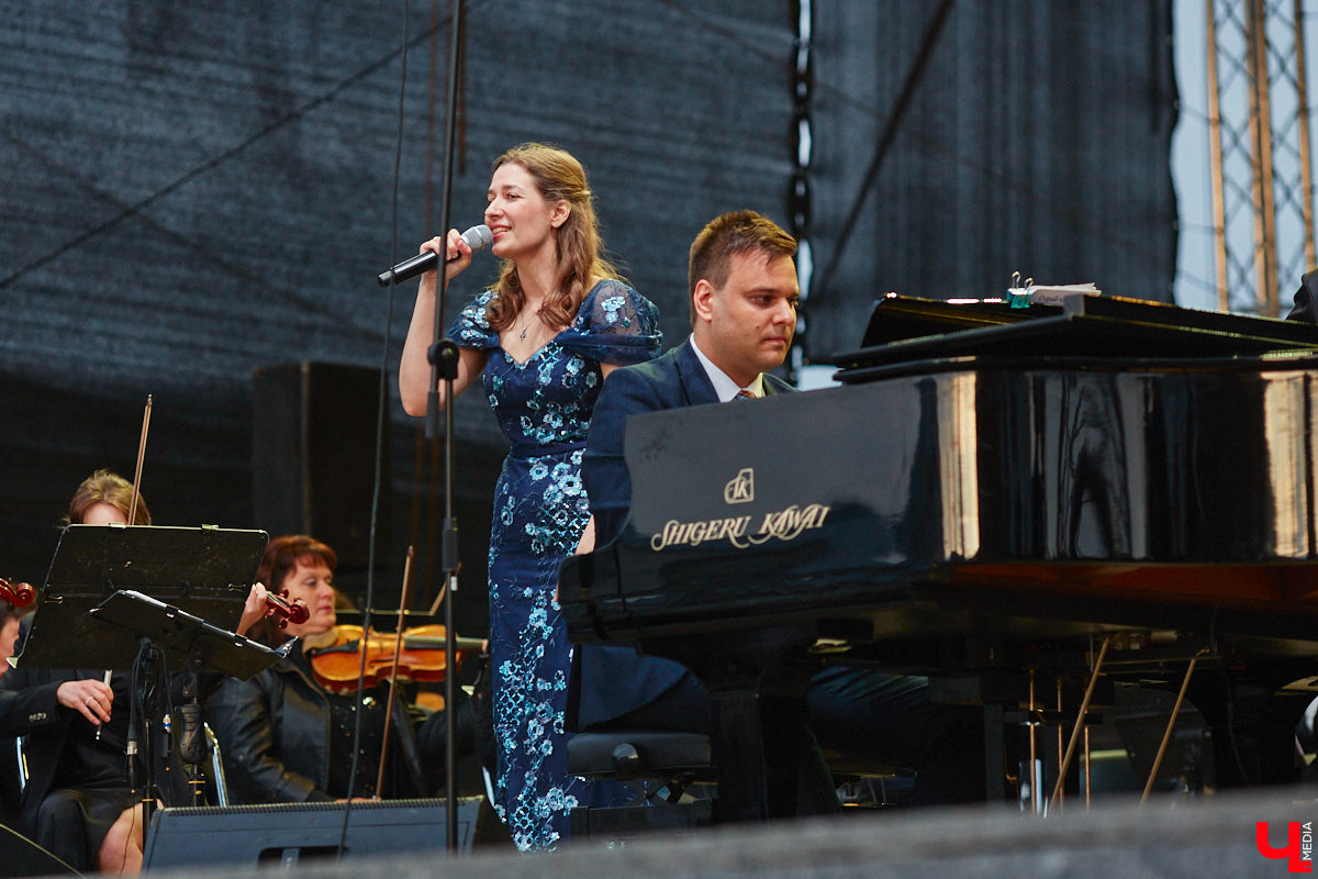 В июне по Владимирской области прокатились сразу две экспедиции. Одна из них — симфоническая, ставшая новым и, к сожалению, последним проектом дирижера Артема Маркина. 14 июня ее заключительный в этом году концерт прошел в центре Владимира. «Ключ-Медиа» побывал на нем и подготовил насыщенный эмоциями фоторепортаж.