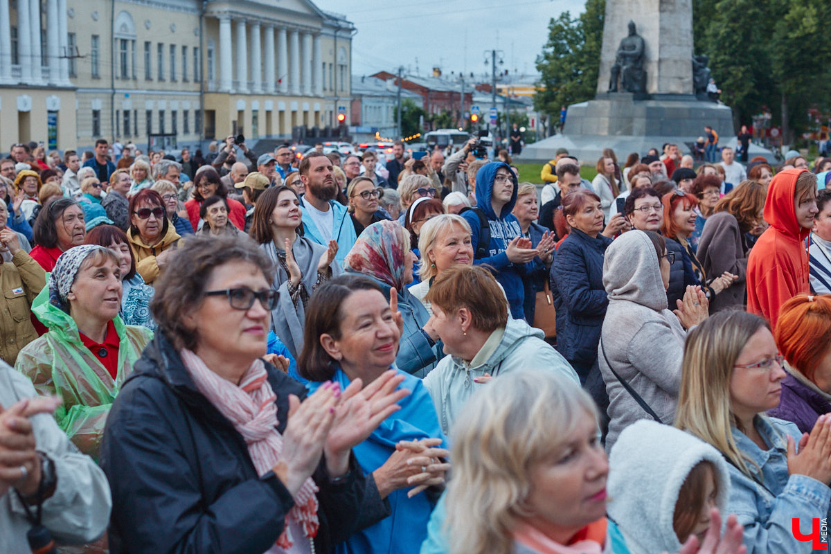 В июне по Владимирской области прокатились сразу две экспедиции. Одна из них — симфоническая, ставшая новым и, к сожалению, последним проектом дирижера Артема Маркина. 14 июня ее заключительный в этом году концерт прошел в центре Владимира. «Ключ-Медиа» побывал на нем и подготовил насыщенный эмоциями фоторепортаж.