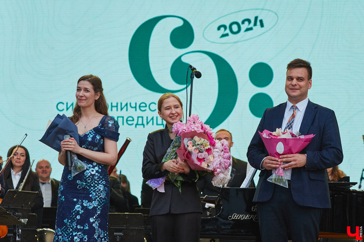 В июне по Владимирской области прокатились сразу две экспедиции. Одна из них — симфоническая, ставшая новым и, к сожалению, последним проектом дирижера Артема Маркина. 14 июня ее заключительный в этом году концерт прошел в центре Владимира. «Ключ-Медиа» побывал на нем и подготовил насыщенный эмоциями фоторепортаж.