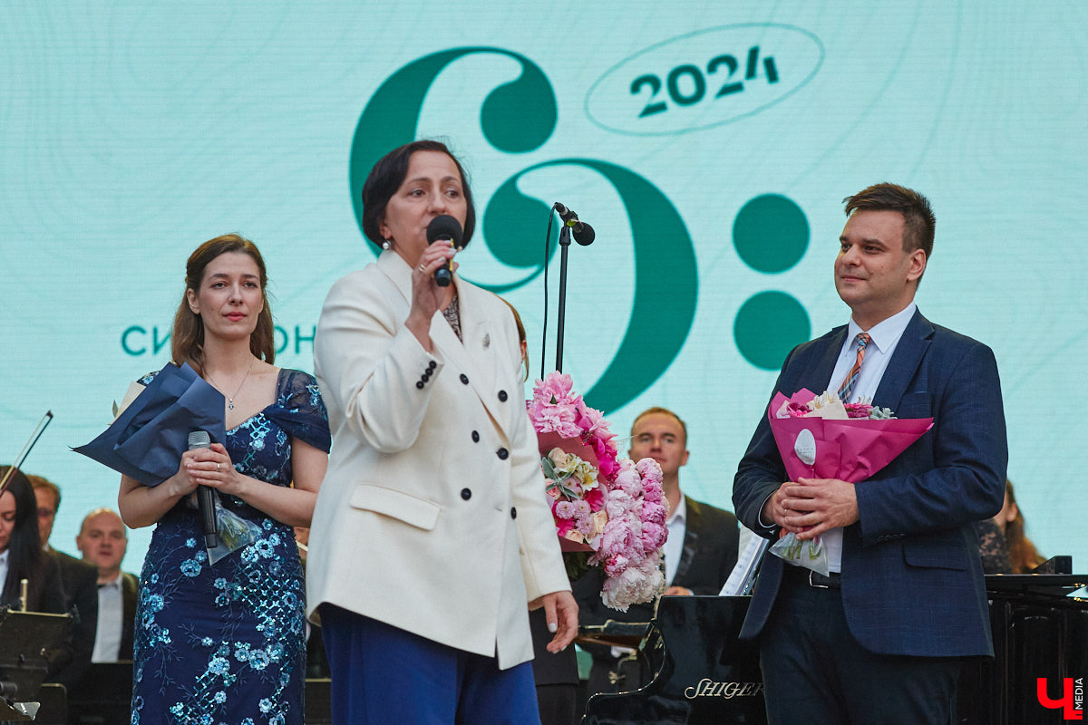 В июне по Владимирской области прокатились сразу две экспедиции. Одна из них — симфоническая, ставшая новым и, к сожалению, последним проектом дирижера Артема Маркина. 14 июня ее заключительный в этом году концерт прошел в центре Владимира. «Ключ-Медиа» побывал на нем и подготовил насыщенный эмоциями фоторепортаж.