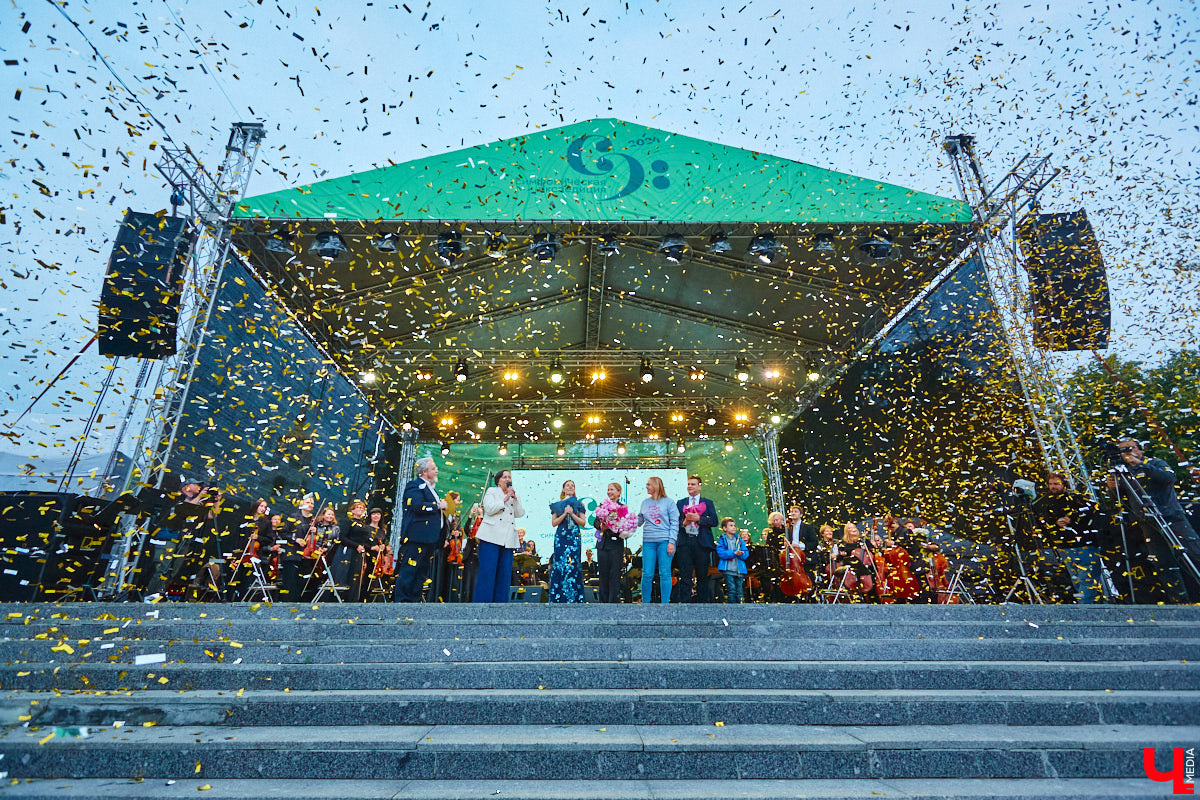 В июне по Владимирской области прокатились сразу две экспедиции. Одна из них — симфоническая, ставшая новым и, к сожалению, последним проектом дирижера Артема Маркина. 14 июня ее заключительный в этом году концерт прошел в центре Владимира. «Ключ-Медиа» побывал на нем и подготовил насыщенный эмоциями фоторепортаж.