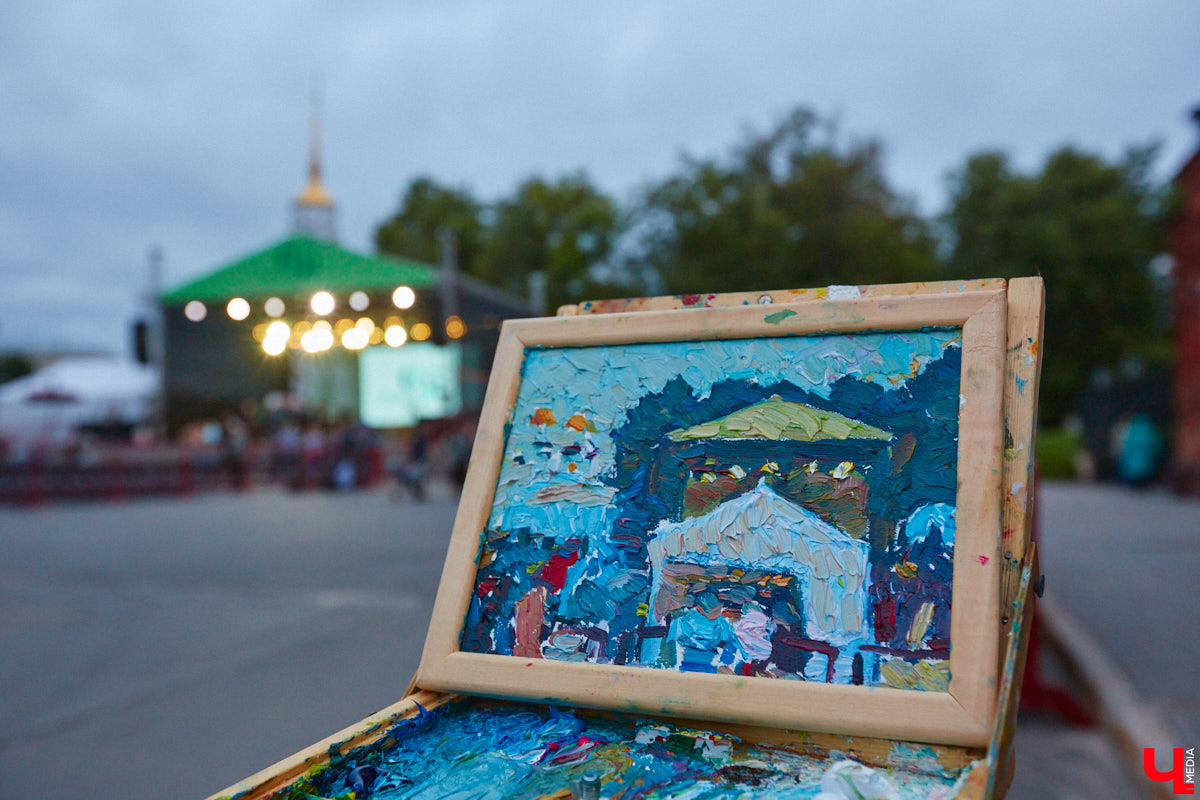 В июне по Владимирской области прокатились сразу две экспедиции. Одна из них — симфоническая, ставшая новым и, к сожалению, последним проектом дирижера Артема Маркина. 14 июня ее заключительный в этом году концерт прошел в центре Владимира. «Ключ-Медиа» побывал на нем и подготовил насыщенный эмоциями фоторепортаж.