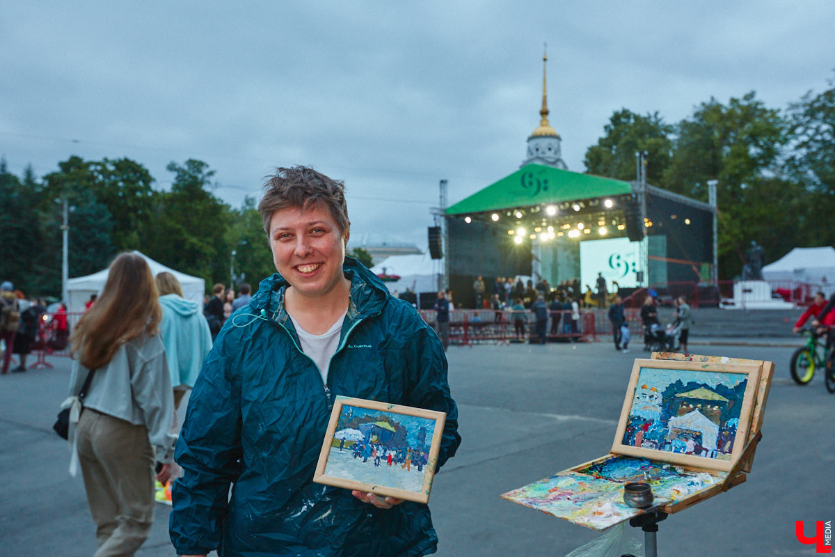 В июне по Владимирской области прокатились сразу две экспедиции. Одна из них — симфоническая, ставшая новым и, к сожалению, последним проектом дирижера Артема Маркина. 14 июня ее заключительный в этом году концерт прошел в центре Владимира. «Ключ-Медиа» побывал на нем и подготовил насыщенный эмоциями фоторепортаж.