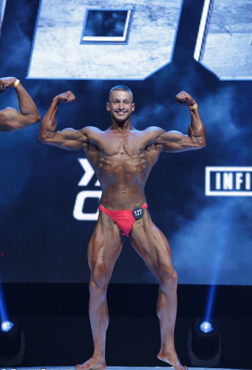 Владимирский спортсмен выиграл золотую и бронзовую награды на чемпионате России по бодибилдингу после всего шести месяцев занятий с профессиональным наставником. До этого Серафим Морозов ходил в зал самостоятельно, чтобы подкорректировать фигуру. Сейчас он в отличной форме и готовится к новым соревнованиям. «Ключ-Медиа» встретился с чемпионом.