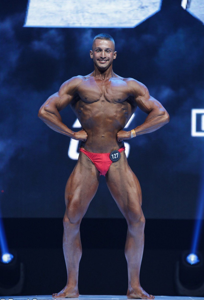 Владимирский спортсмен выиграл золотую и бронзовую награды на чемпионате России по бодибилдингу после всего шести месяцев занятий с профессиональным наставником. До этого Серафим Морозов ходил в зал самостоятельно, чтобы подкорректировать фигуру. Сейчас он в отличной форме и готовится к новым соревнованиям. «Ключ-Медиа» встретился с чемпионом.