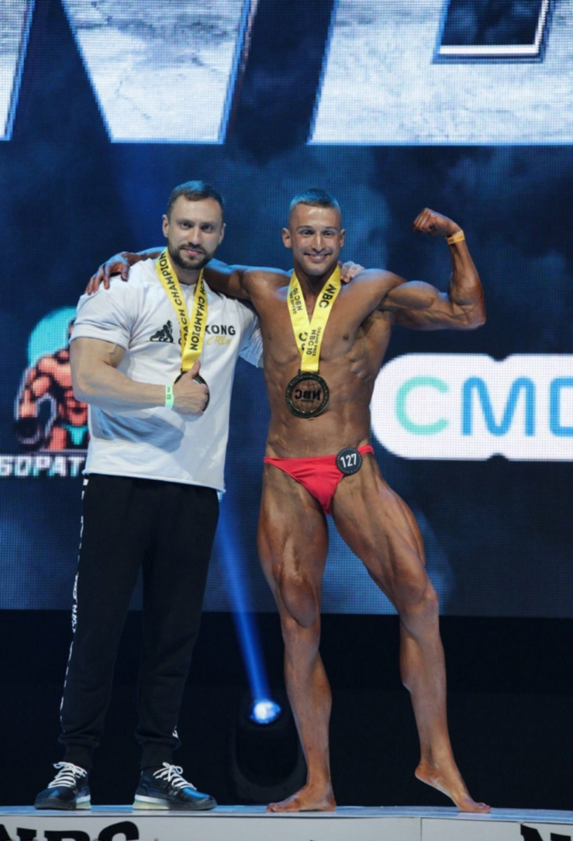 Владимирский спортсмен выиграл золотую и бронзовую награды на чемпионате России по бодибилдингу после всего шести месяцев занятий с профессиональным наставником. До этого Серафим Морозов ходил в зал самостоятельно, чтобы подкорректировать фигуру. Сейчас он в отличной форме и готовится к новым соревнованиям. «Ключ-Медиа» встретился с чемпионом.