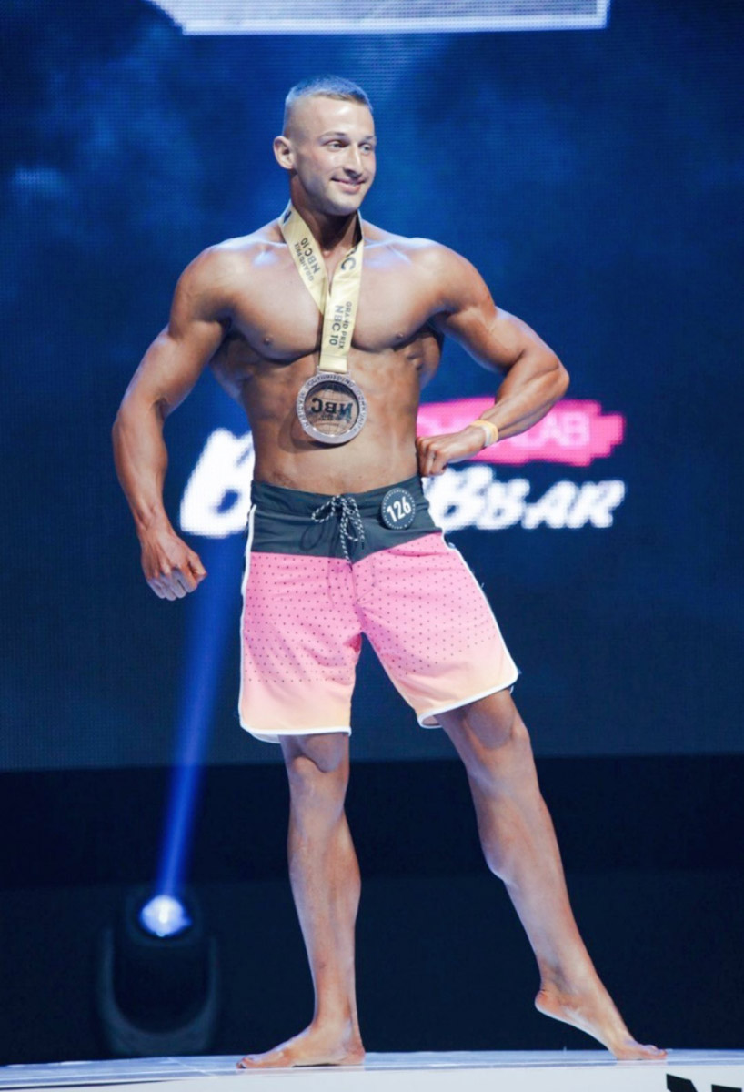 Владимирский спортсмен выиграл золотую и бронзовую награды на чемпионате России по бодибилдингу после всего шести месяцев занятий с профессиональным наставником. До этого Серафим Морозов ходил в зал самостоятельно, чтобы подкорректировать фигуру. Сейчас он в отличной форме и готовится к новым соревнованиям. «Ключ-Медиа» встретился с чемпионом.