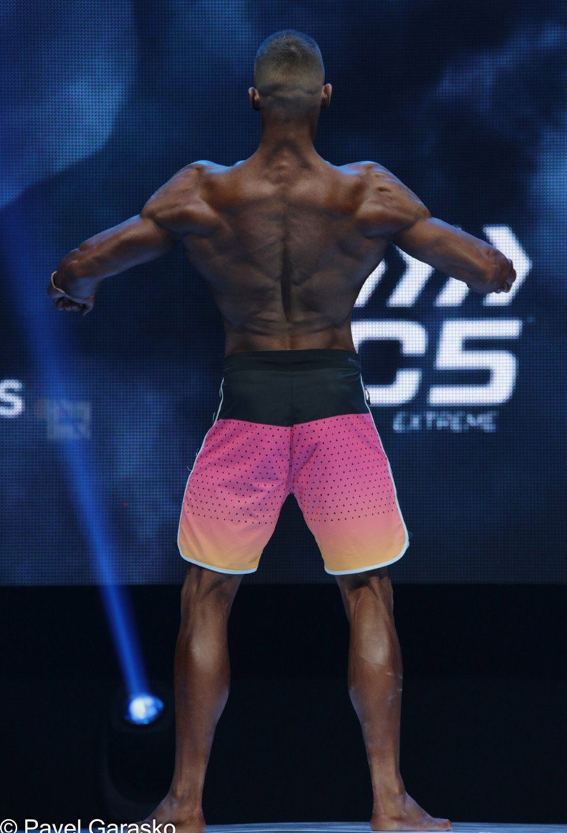 Владимирский спортсмен выиграл золотую и бронзовую награды на чемпионате России по бодибилдингу после всего шести месяцев занятий с профессиональным наставником. До этого Серафим Морозов ходил в зал самостоятельно, чтобы подкорректировать фигуру. Сейчас он в отличной форме и готовится к новым соревнованиям. «Ключ-Медиа» встретился с чемпионом.