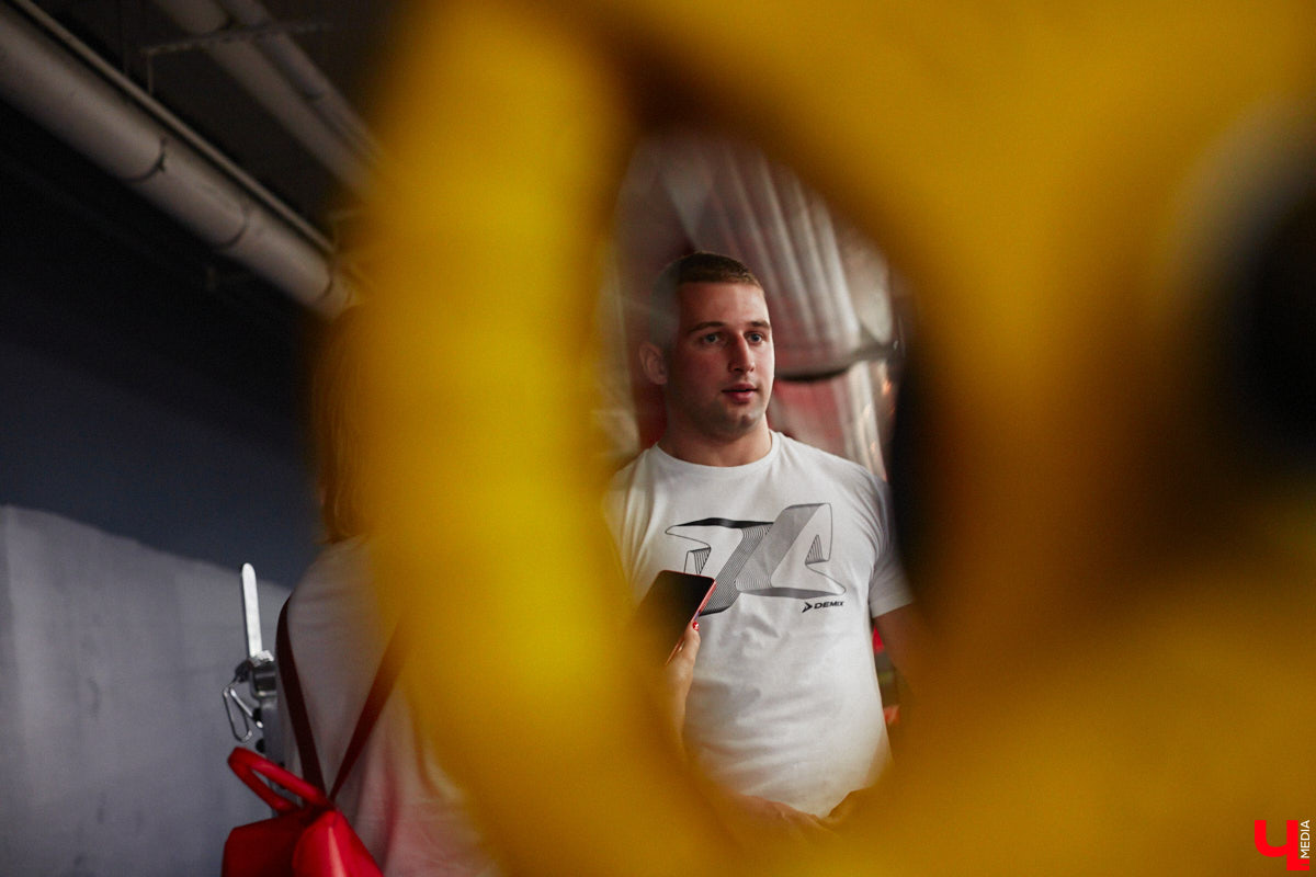 Владимирский спортсмен выиграл золотую и бронзовую награды на чемпионате России по бодибилдингу после всего шести месяцев занятий с профессиональным наставником. До этого Серафим Морозов ходил в зал самостоятельно, чтобы подкорректировать фигуру. Сейчас он в отличной форме и готовится к новым соревнованиям. «Ключ-Медиа» встретился с чемпионом.