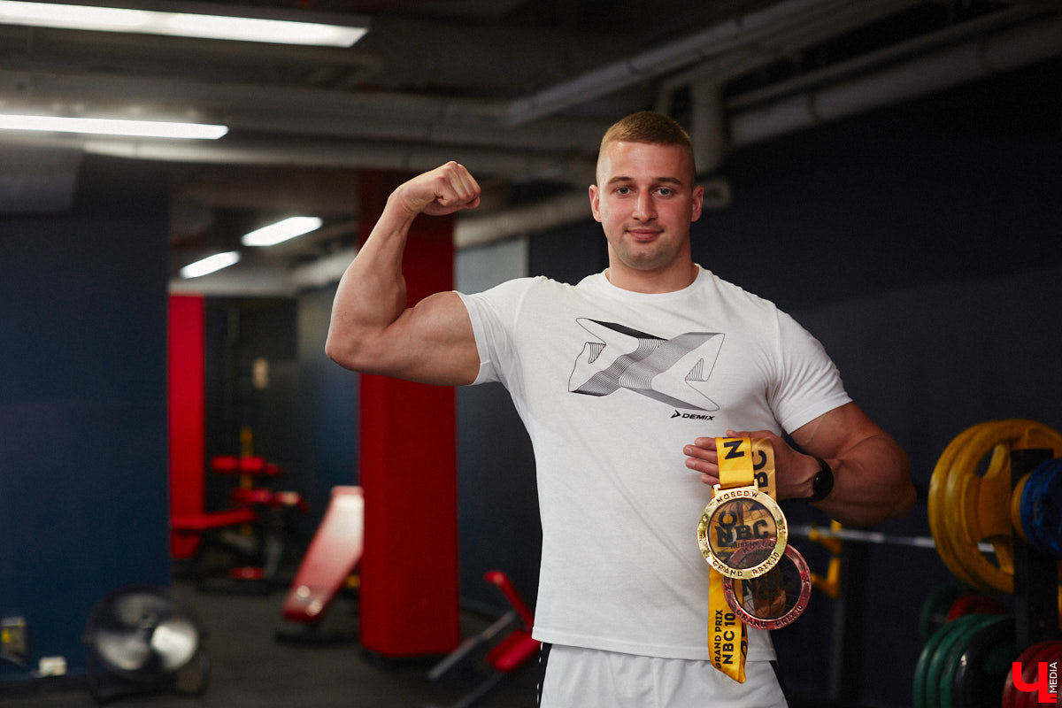 Владимирский спортсмен выиграл золотую и бронзовую награды на чемпионате России по бодибилдингу после всего шести месяцев занятий с профессиональным наставником. До этого Серафим Морозов ходил в зал самостоятельно, чтобы подкорректировать фигуру. Сейчас он в отличной форме и готовится к новым соревнованиям. «Ключ-Медиа» встретился с чемпионом.