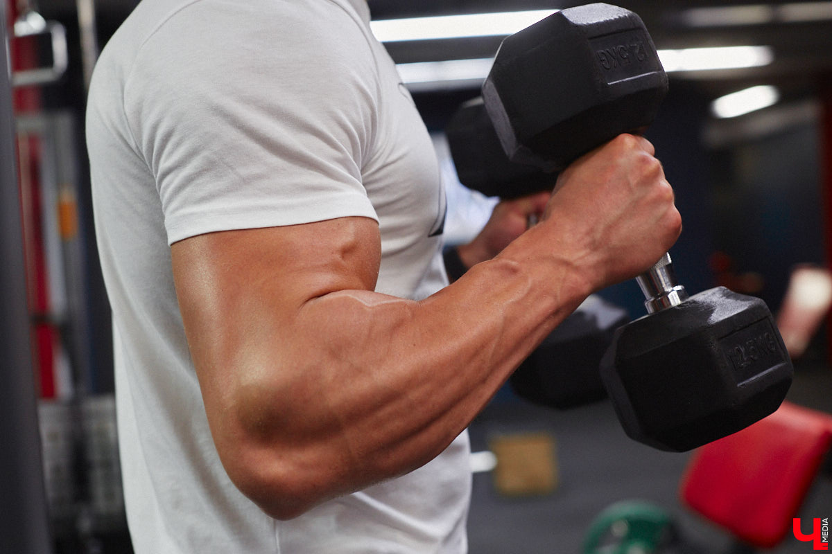 Владимирский спортсмен выиграл золотую и бронзовую награды на чемпионате России по бодибилдингу после всего шести месяцев занятий с профессиональным наставником. До этого Серафим Морозов ходил в зал самостоятельно, чтобы подкорректировать фигуру. Сейчас он в отличной форме и готовится к новым соревнованиям. «Ключ-Медиа» встретился с чемпионом.