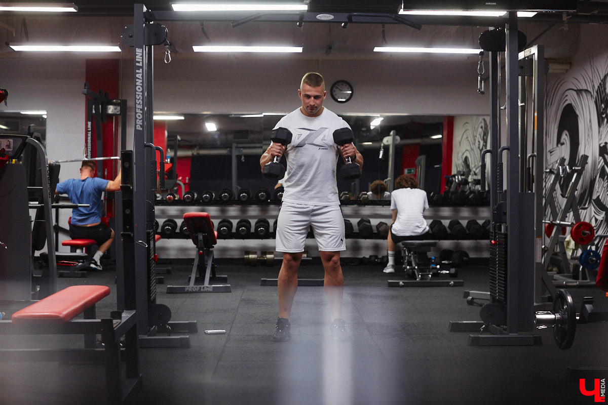 Владимирский спортсмен выиграл золотую и бронзовую награды на чемпионате России по бодибилдингу после всего шести месяцев занятий с профессиональным наставником. До этого Серафим Морозов ходил в зал самостоятельно, чтобы подкорректировать фигуру. Сейчас он в отличной форме и готовится к новым соревнованиям. «Ключ-Медиа» встретился с чемпионом.