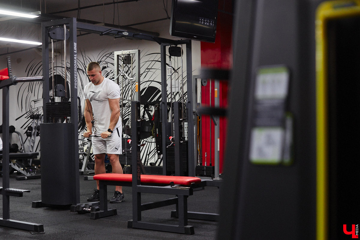 Владимирский спортсмен выиграл золотую и бронзовую награды на чемпионате России по бодибилдингу после всего шести месяцев занятий с профессиональным наставником. До этого Серафим Морозов ходил в зал самостоятельно, чтобы подкорректировать фигуру. Сейчас он в отличной форме и готовится к новым соревнованиям. «Ключ-Медиа» встретился с чемпионом.