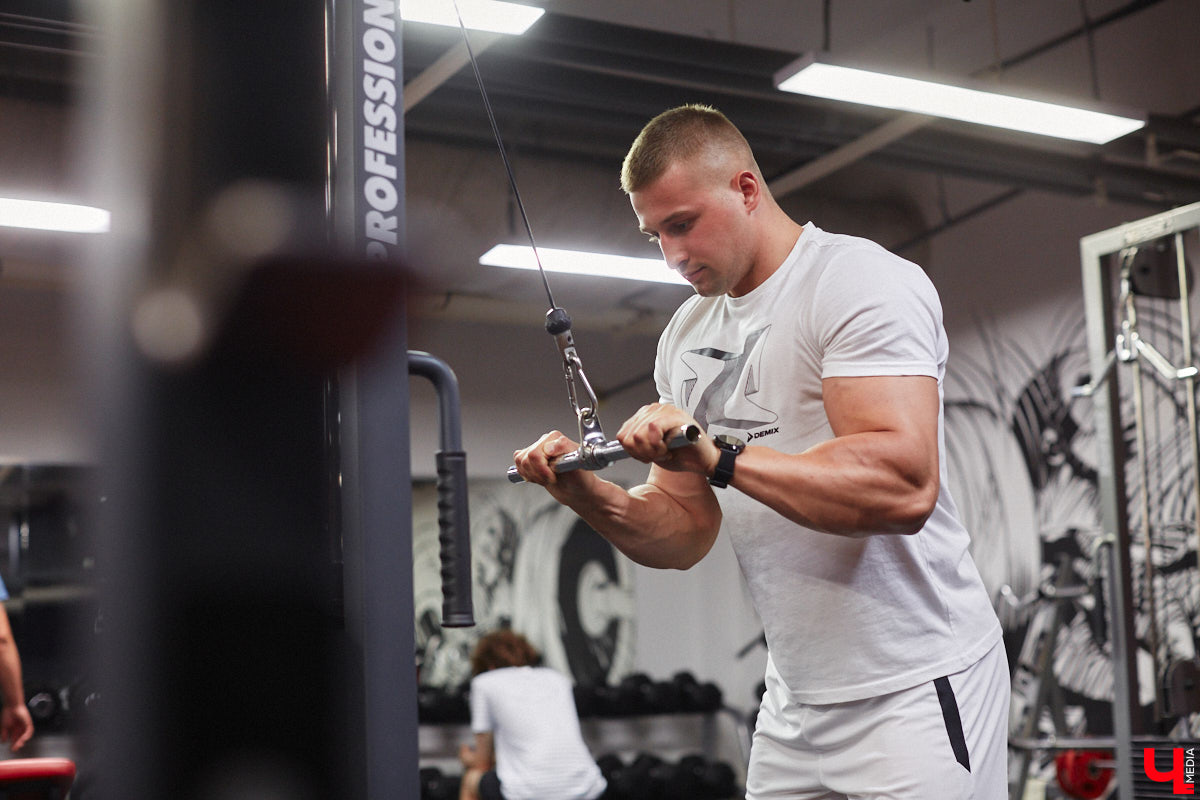 Владимирский спортсмен выиграл золотую и бронзовую награды на чемпионате России по бодибилдингу после всего шести месяцев занятий с профессиональным наставником. До этого Серафим Морозов ходил в зал самостоятельно, чтобы подкорректировать фигуру. Сейчас он в отличной форме и готовится к новым соревнованиям. «Ключ-Медиа» встретился с чемпионом.