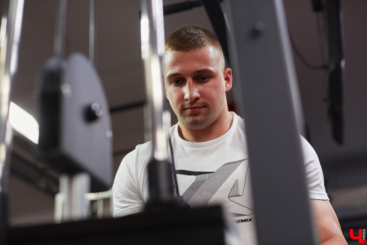 Владимирский спортсмен выиграл золотую и бронзовую награды на чемпионате России по бодибилдингу после всего шести месяцев занятий с профессиональным наставником. До этого Серафим Морозов ходил в зал самостоятельно, чтобы подкорректировать фигуру. Сейчас он в отличной форме и готовится к новым соревнованиям. «Ключ-Медиа» встретился с чемпионом.