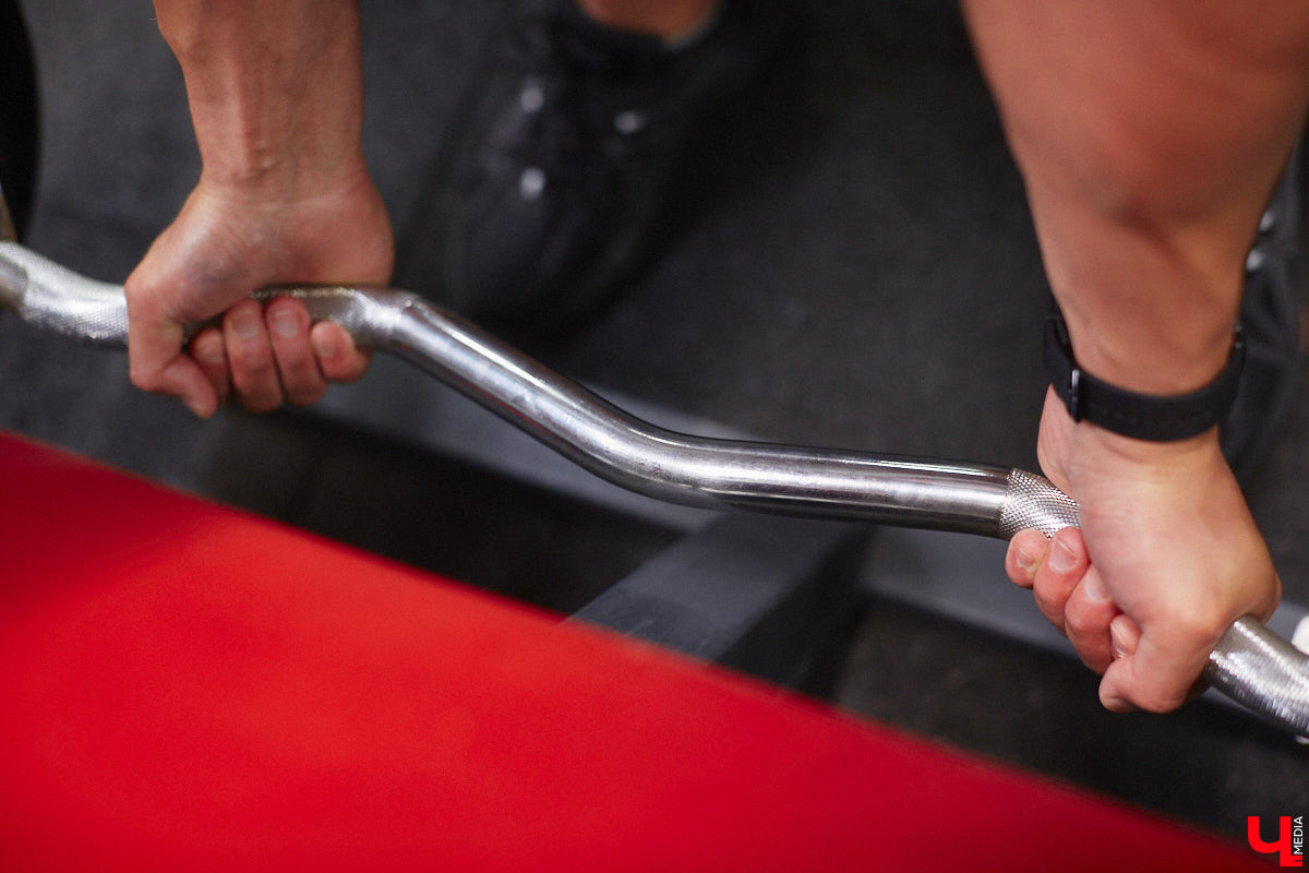 Владимирский спортсмен выиграл золотую и бронзовую награды на чемпионате России по бодибилдингу после всего шести месяцев занятий с профессиональным наставником. До этого Серафим Морозов ходил в зал самостоятельно, чтобы подкорректировать фигуру. Сейчас он в отличной форме и готовится к новым соревнованиям. «Ключ-Медиа» встретился с чемпионом.